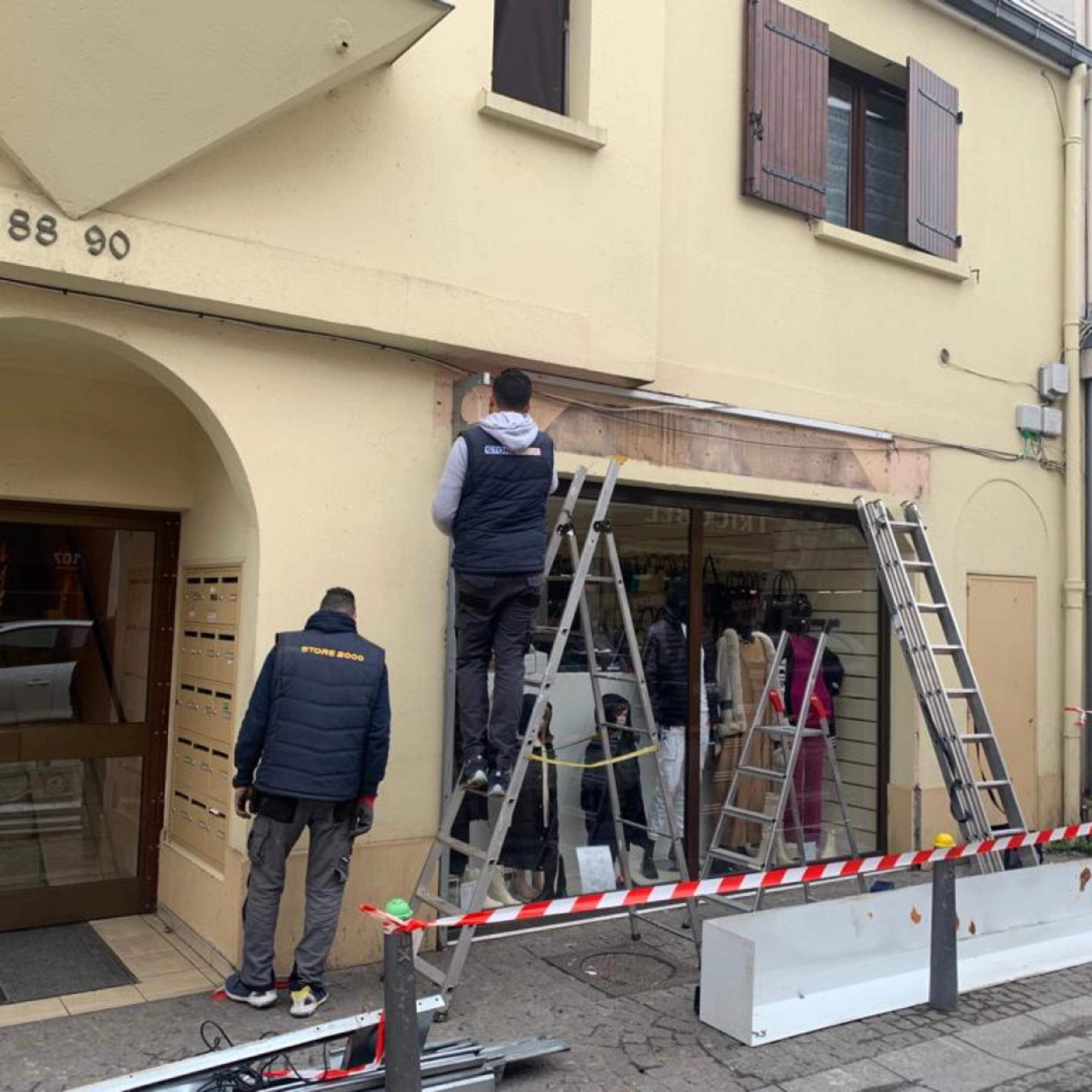 Comment installer un rideau métallique