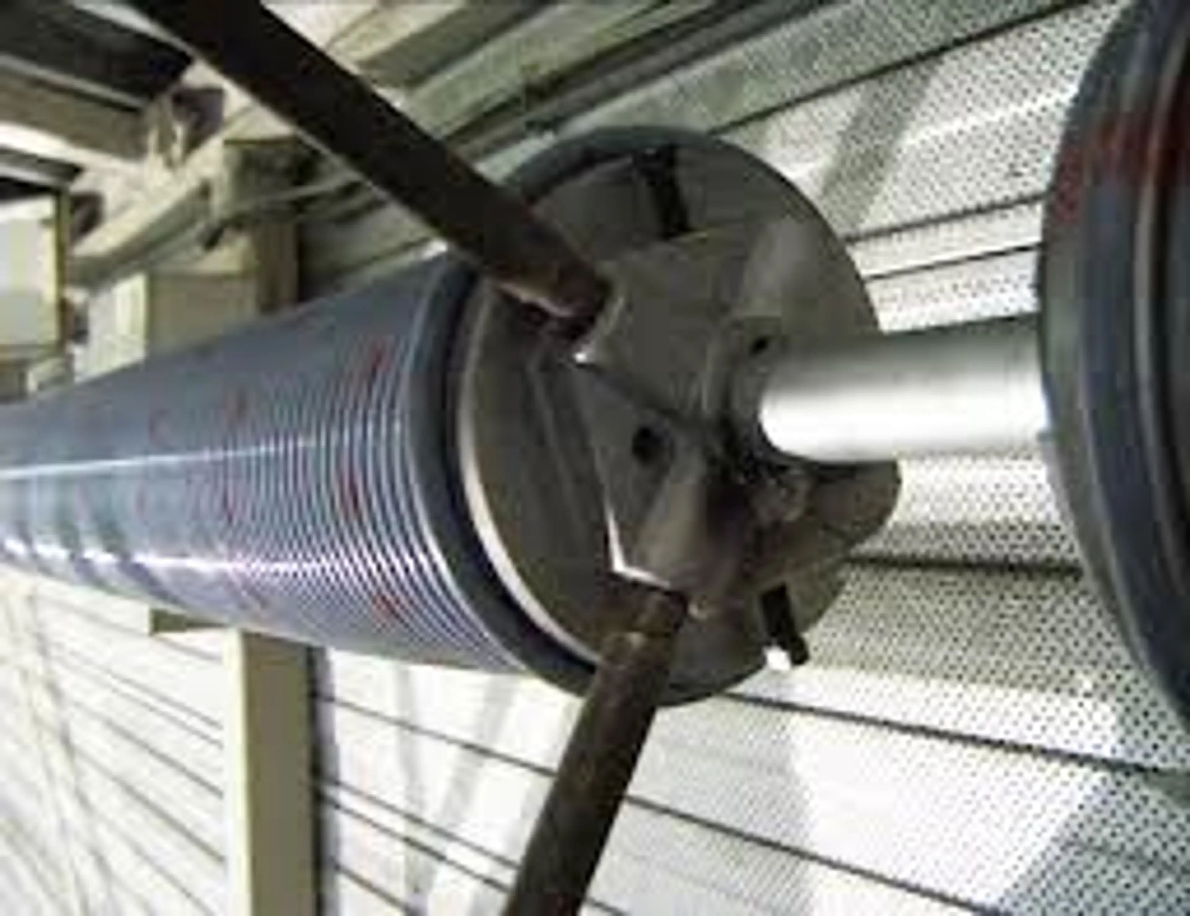 Comment retendre un ressort de rideau métallique ?