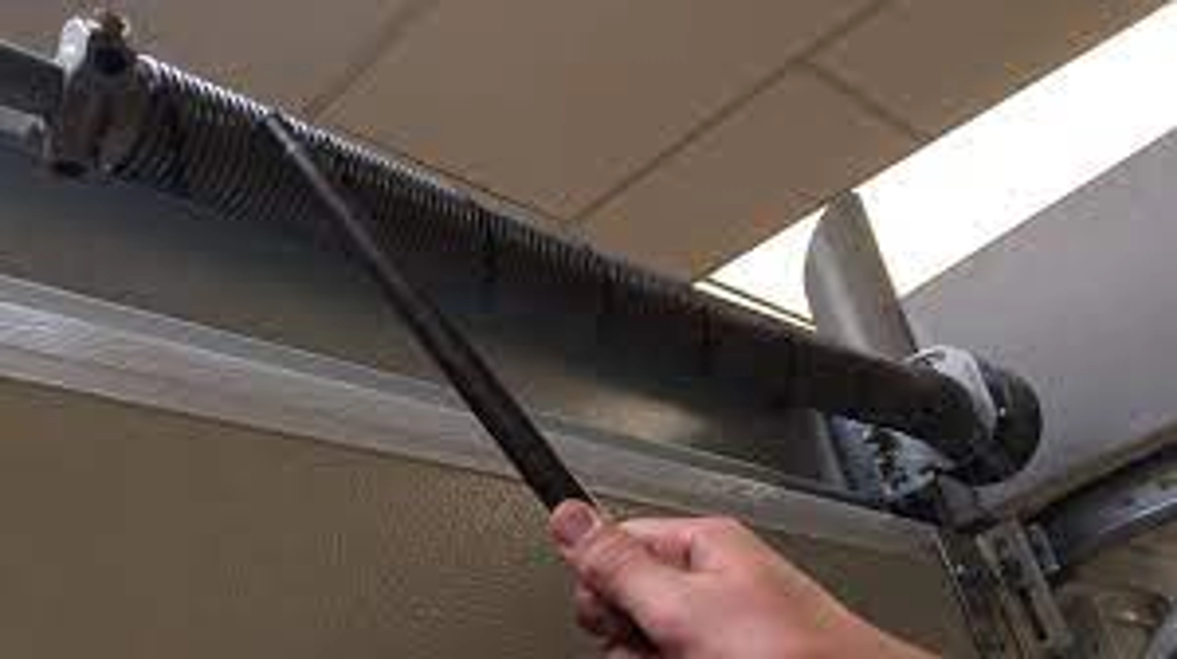 Comment retendre un ressort de rideau métallique ?