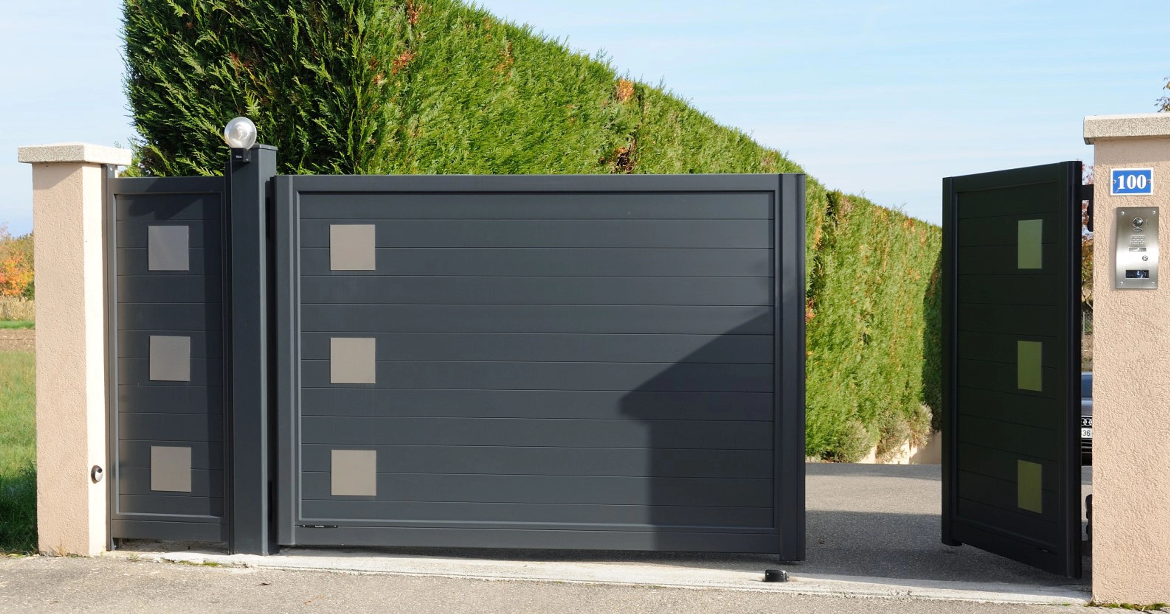 Portail coulissant ou battant : que choisir ?