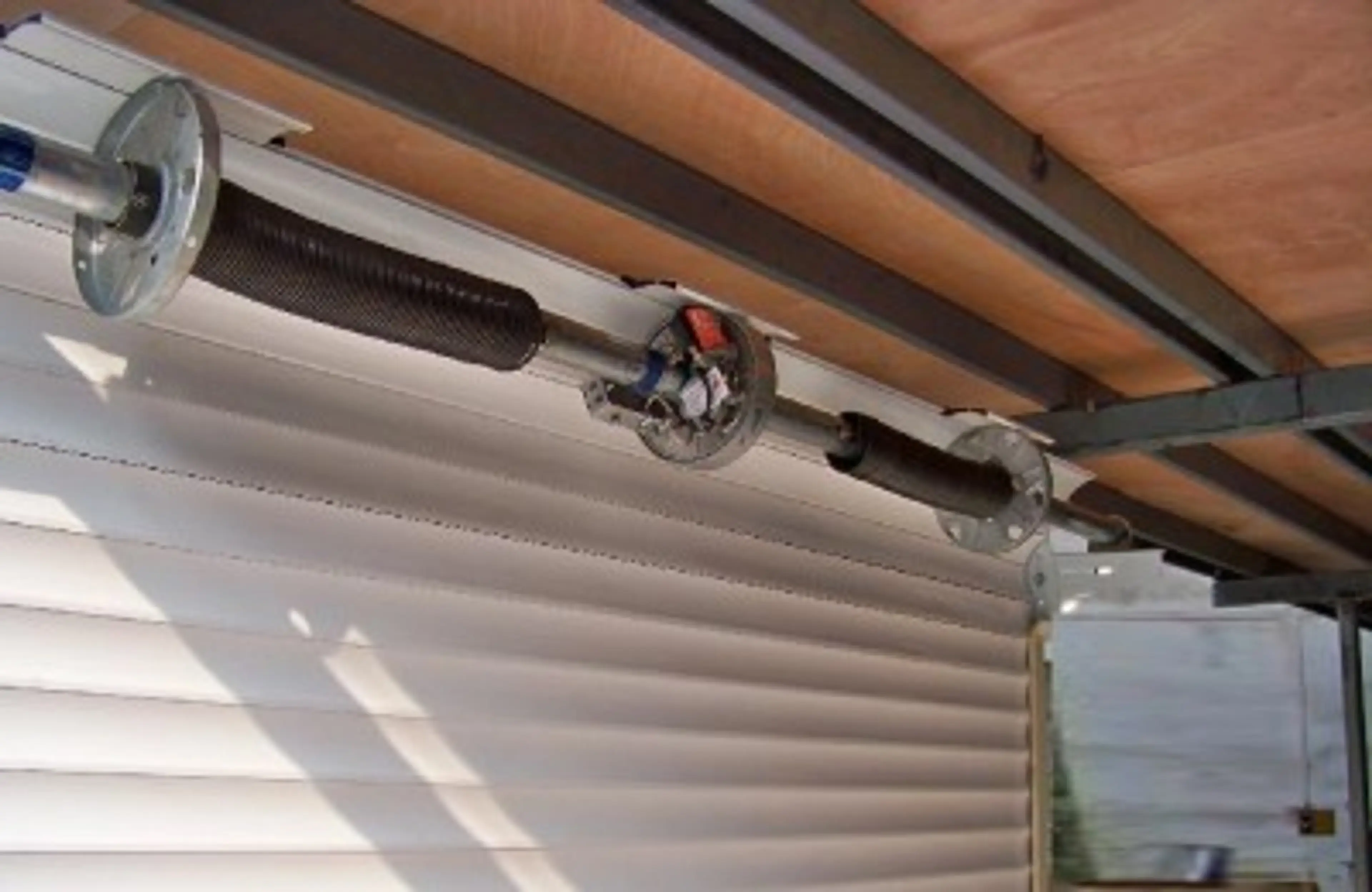 Comment installer un moteur pour rideau métallique ?