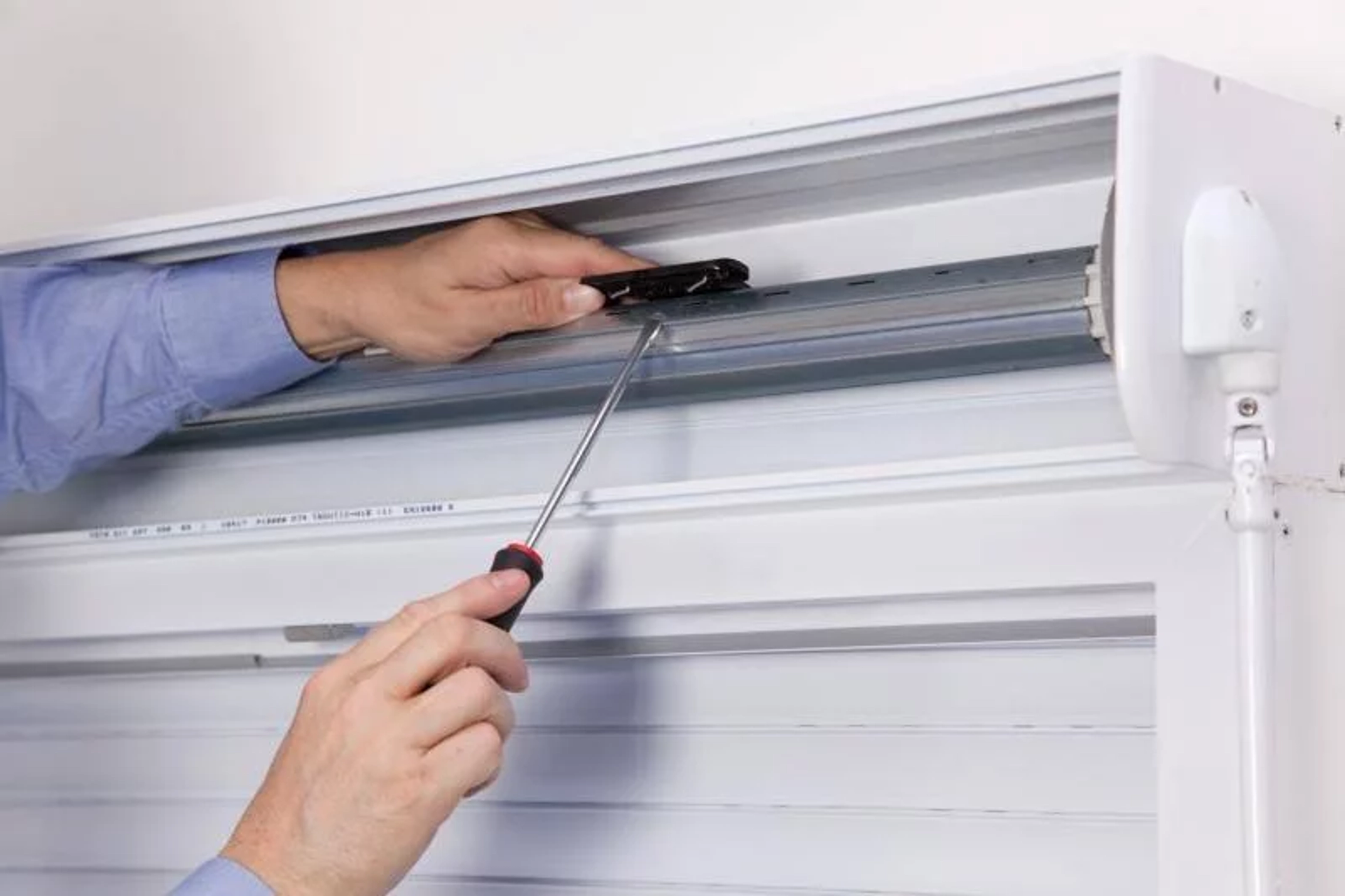 Volet roulant cassé : comprendre l’impact réel des contraintes mécaniques répétées