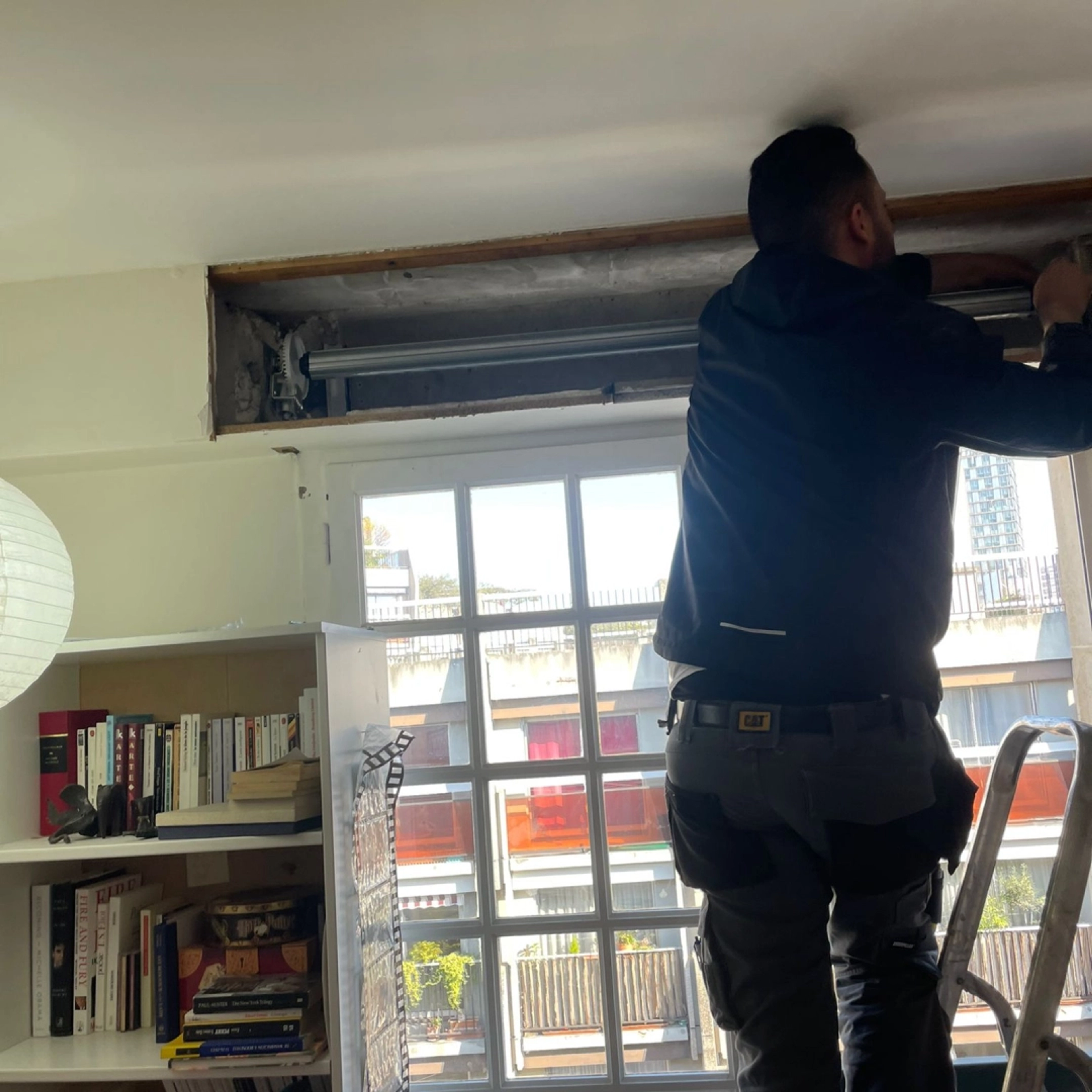 Les solutions pour réparer un volet roulant coincé en position haute