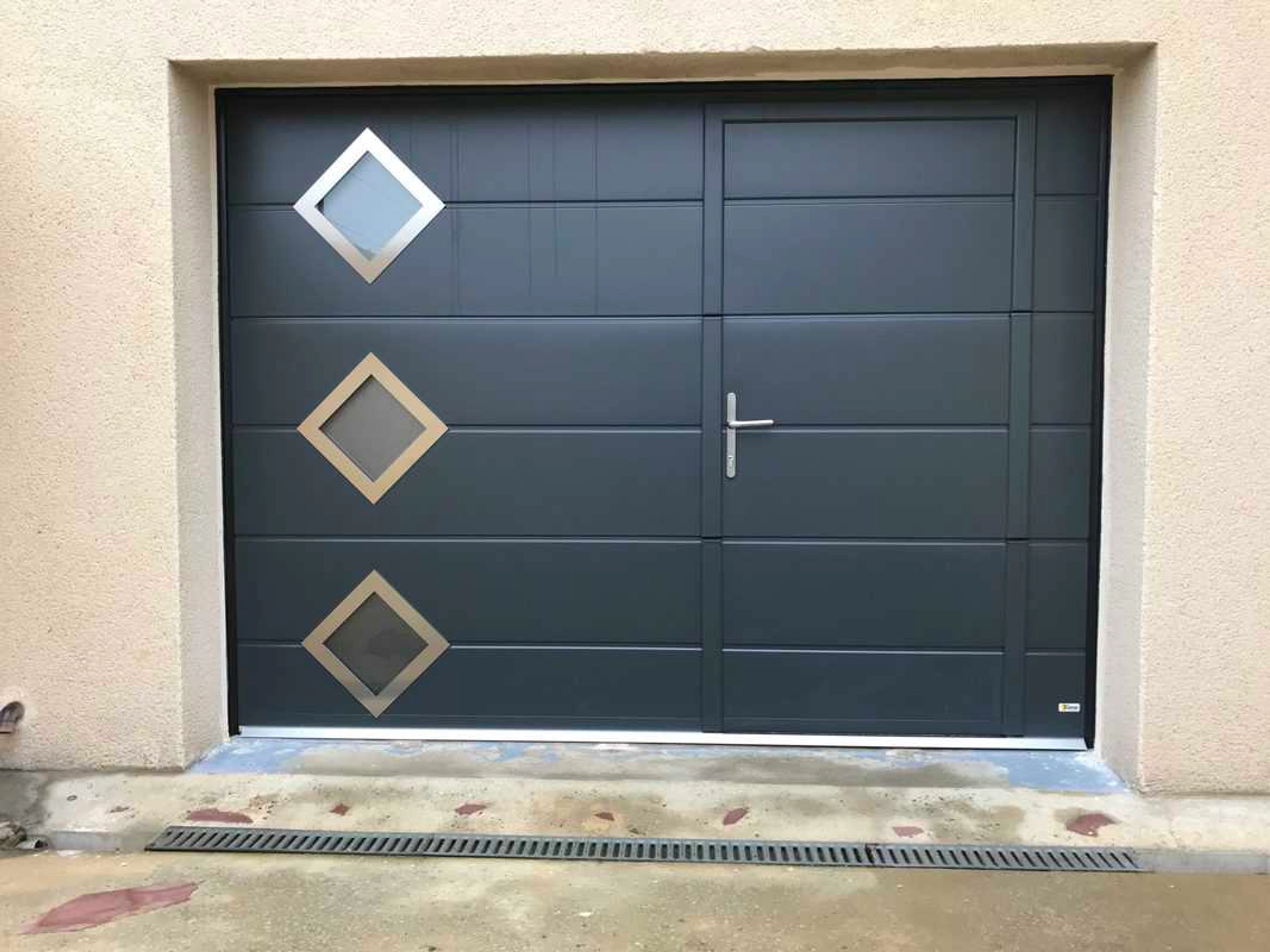 Porte sectionnelle ne plaque pas : que faire ?