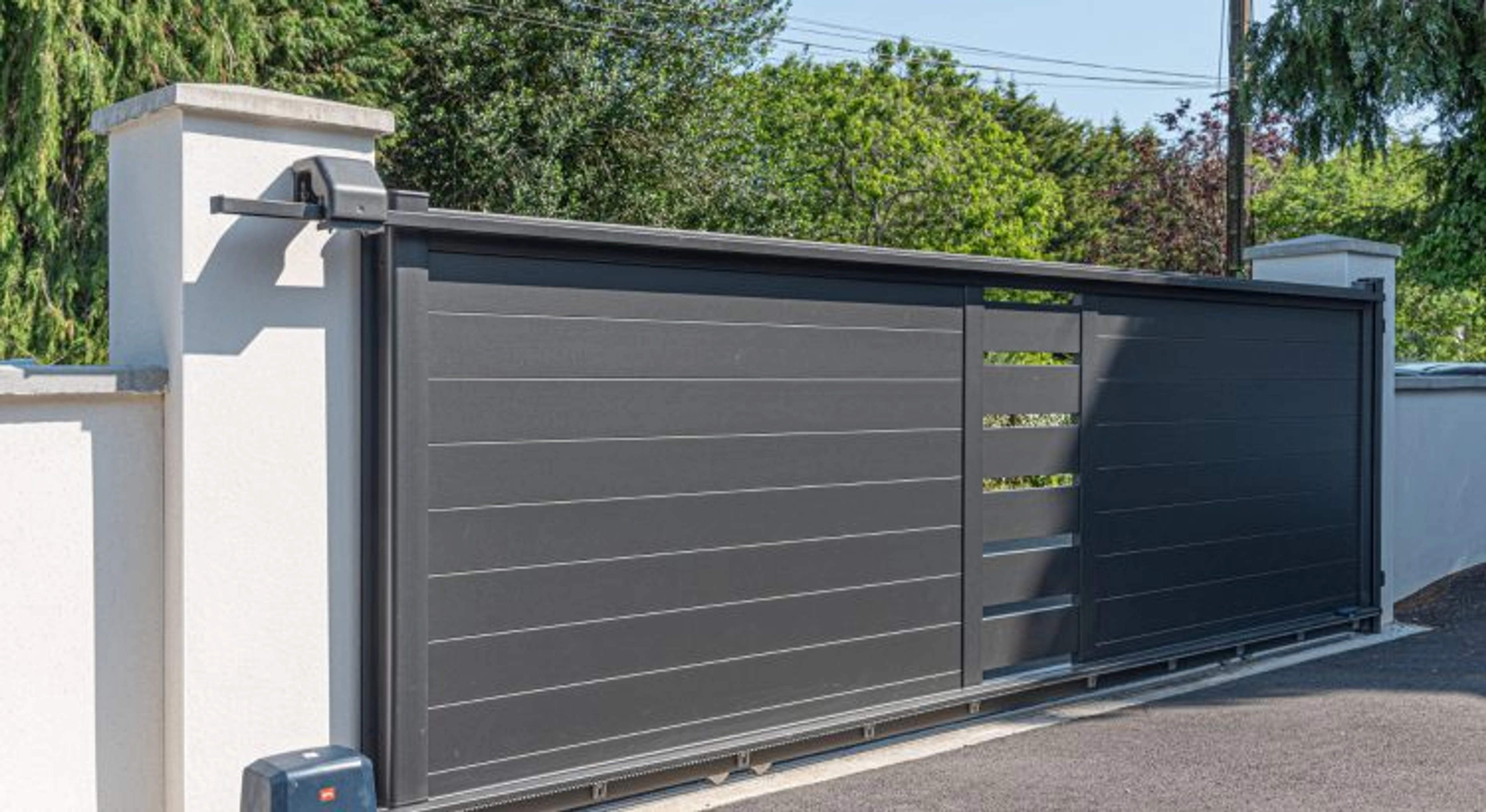 Combler l’espace entre pilier et portail : Pourquoi c’est essentiel et comment le faire ?