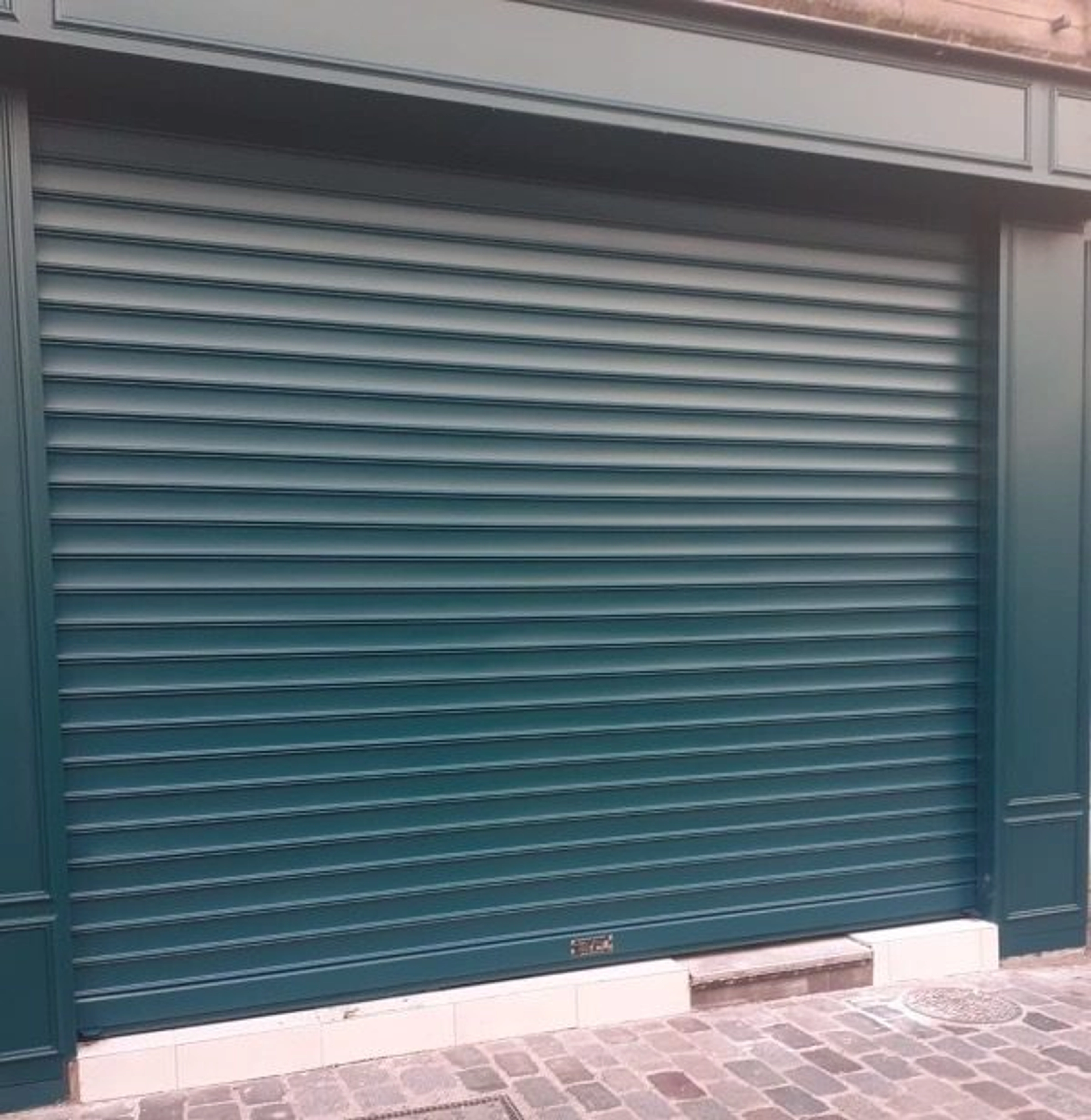 Comment et pourquoi peindre un rideau métallique ?