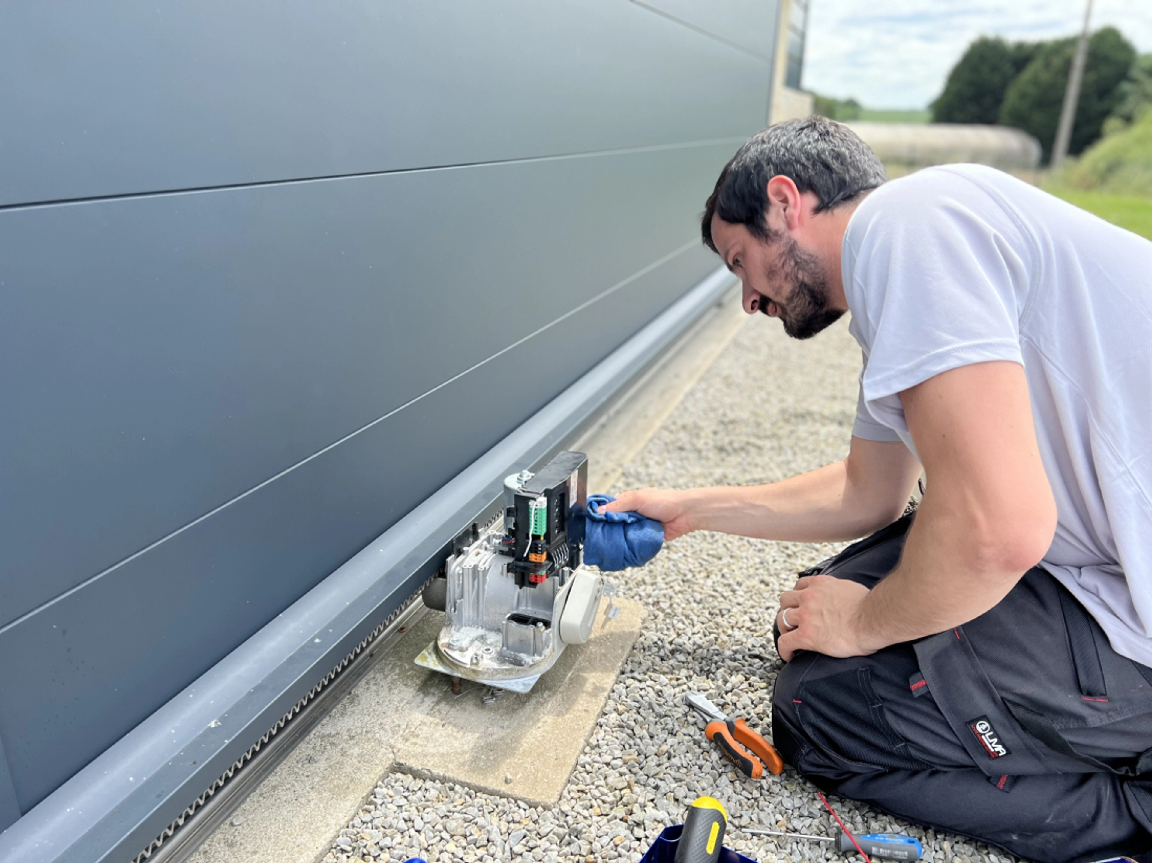 Comment brancher un visiophone avec un portail électrique ?