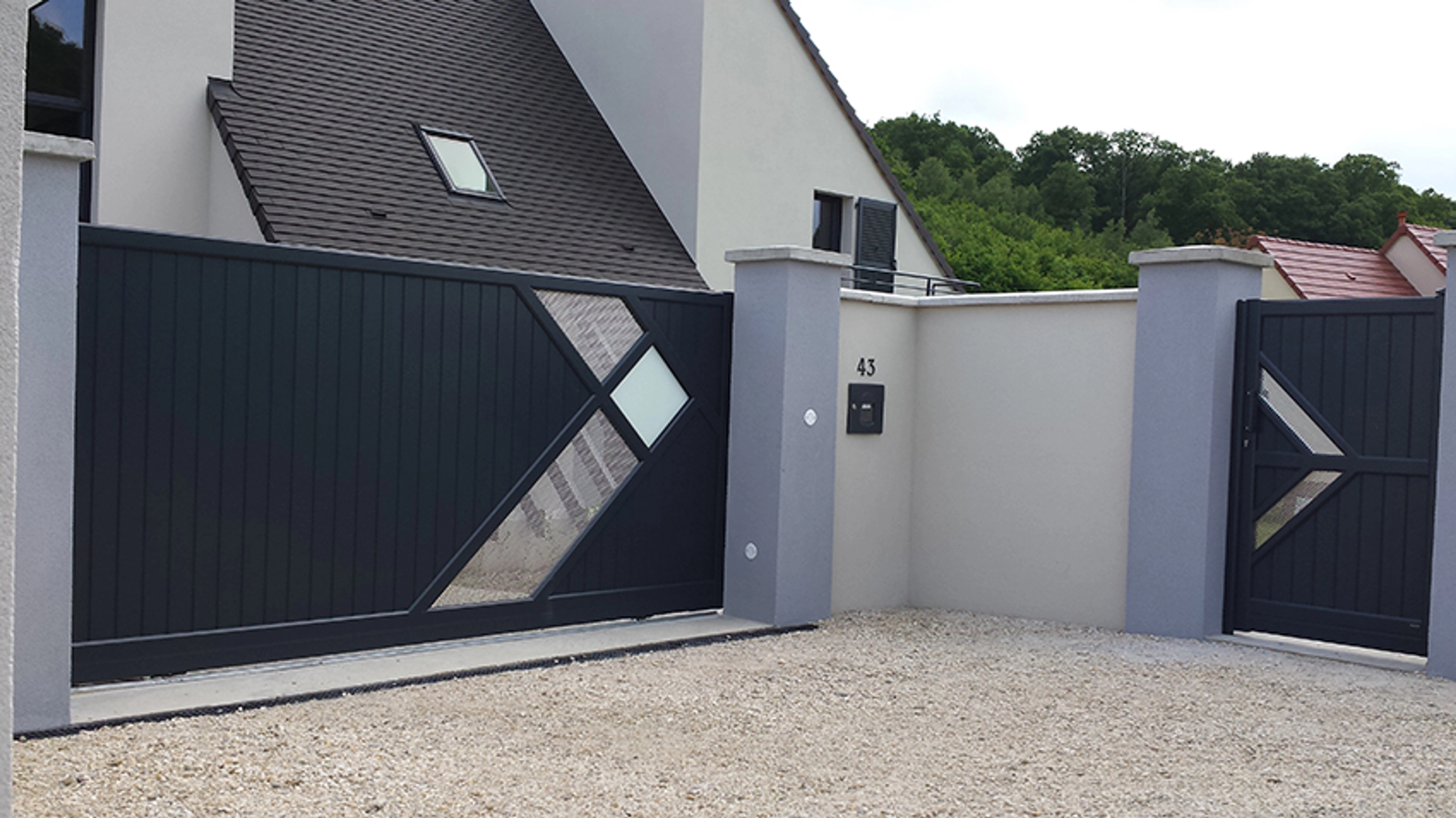 Motorisation de portail : Vérin ou vis sans fin, que choisir ?