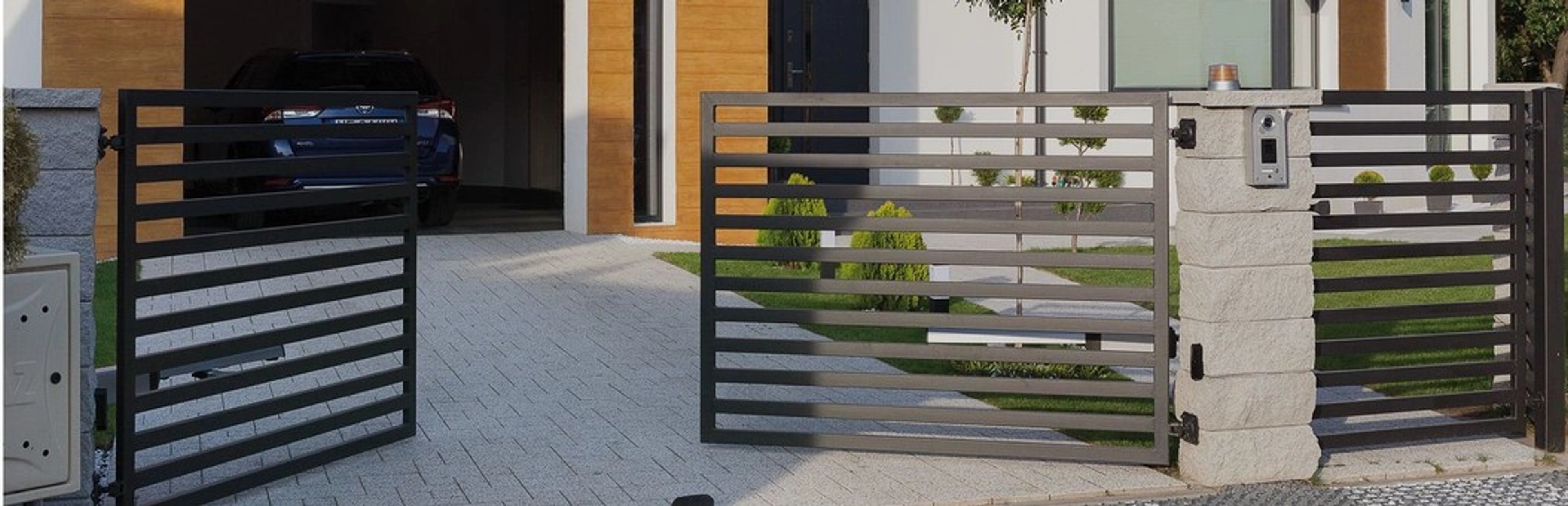 Comment habiller un portail en fer avec du bois ?