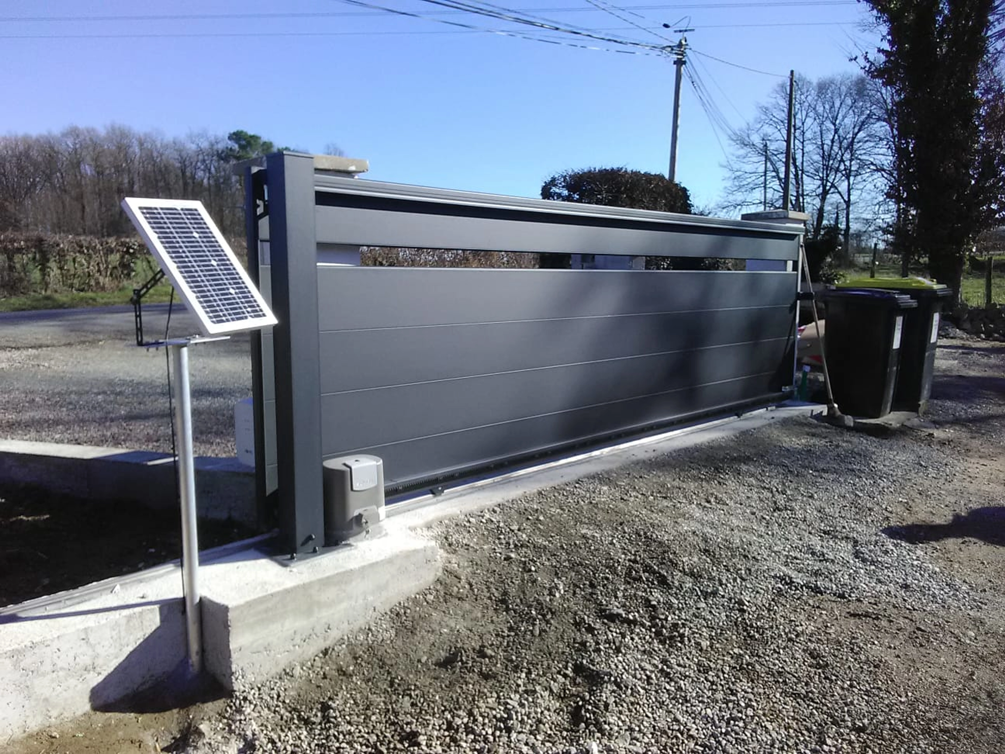 Qui paie si un tiers abîme votre portail ?