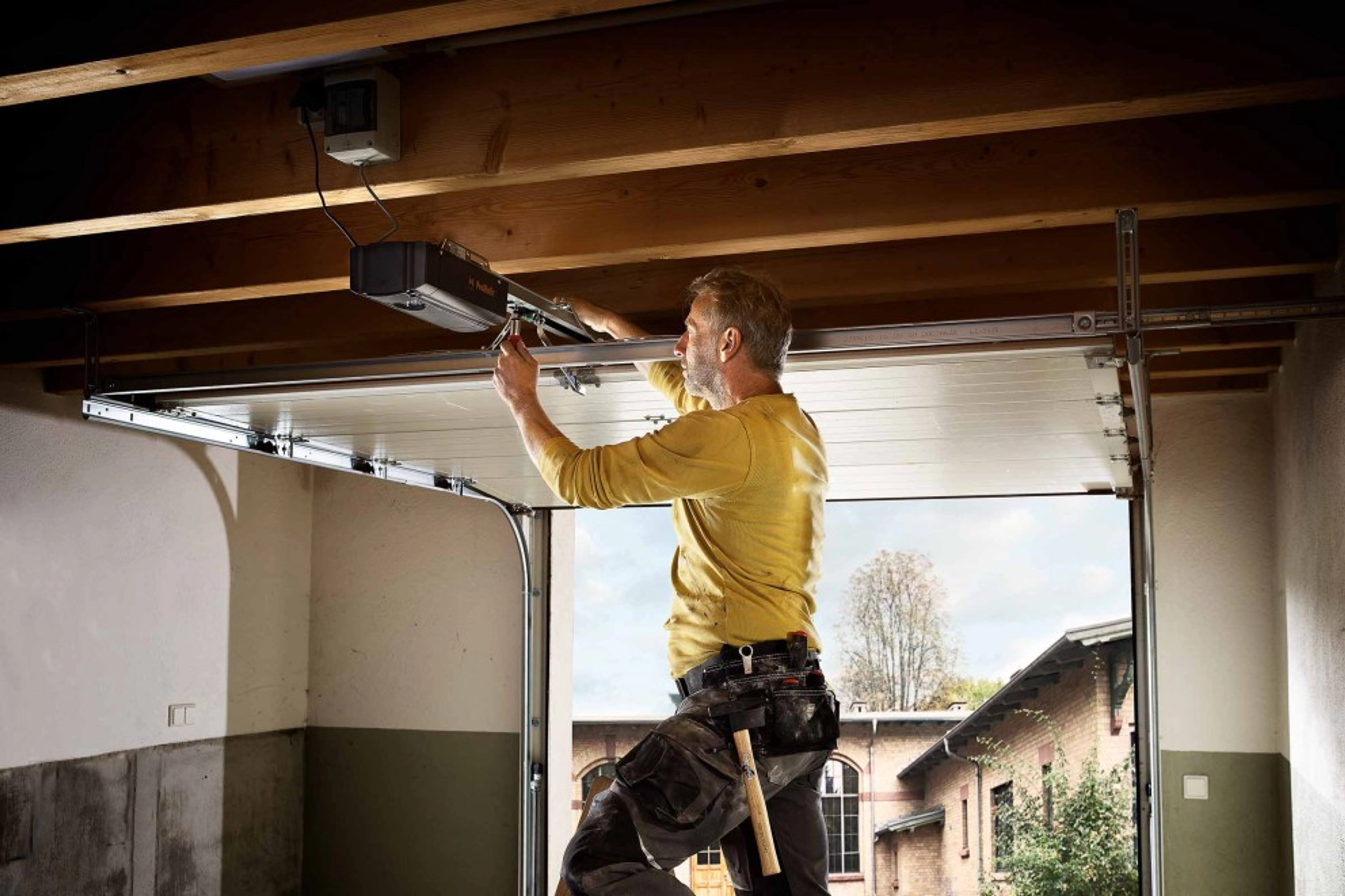 Branchement bouton poussoir porte de garage : guide complet