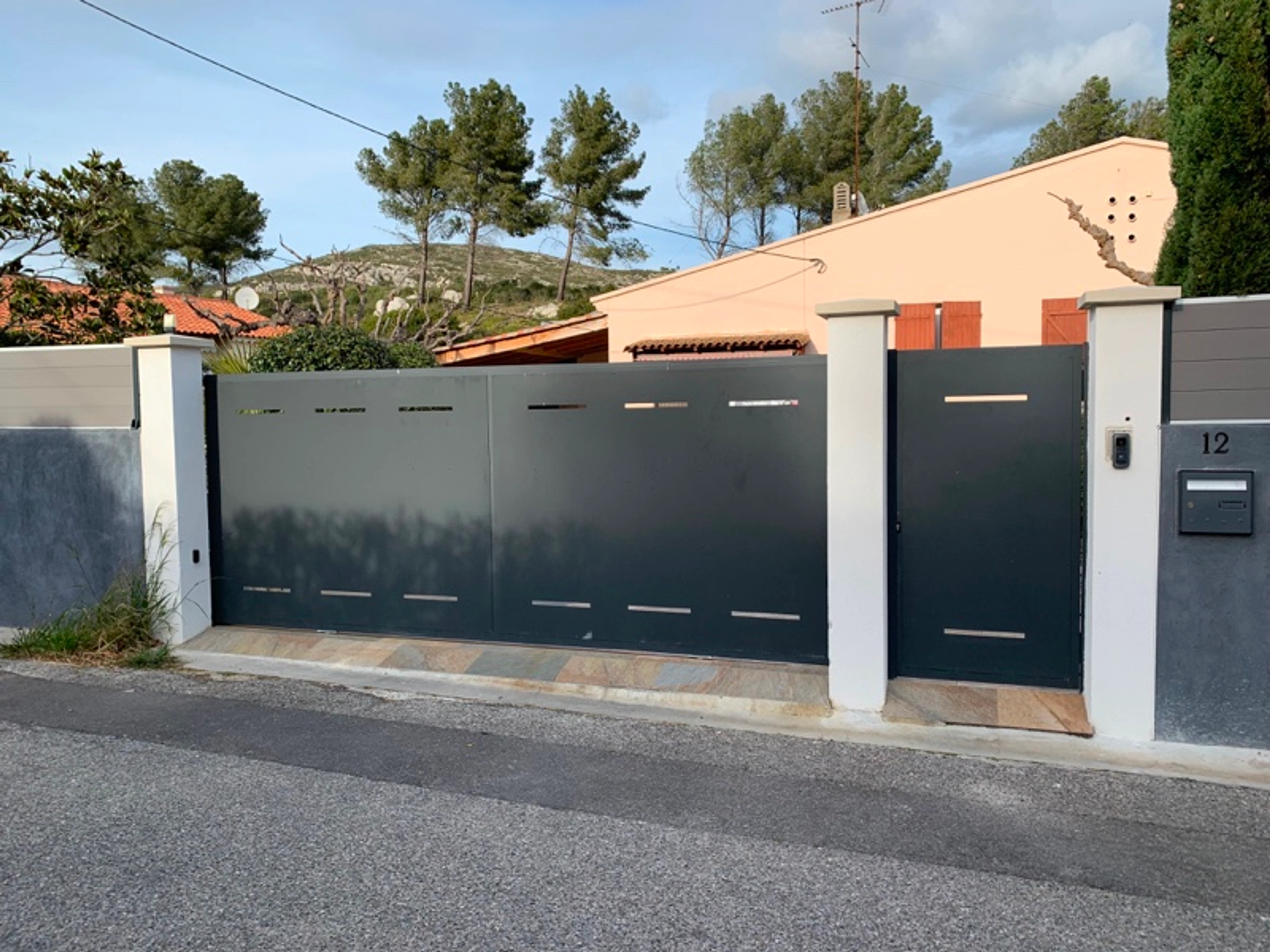 Pourquoi choisir une motorisation de portail enterrée ?