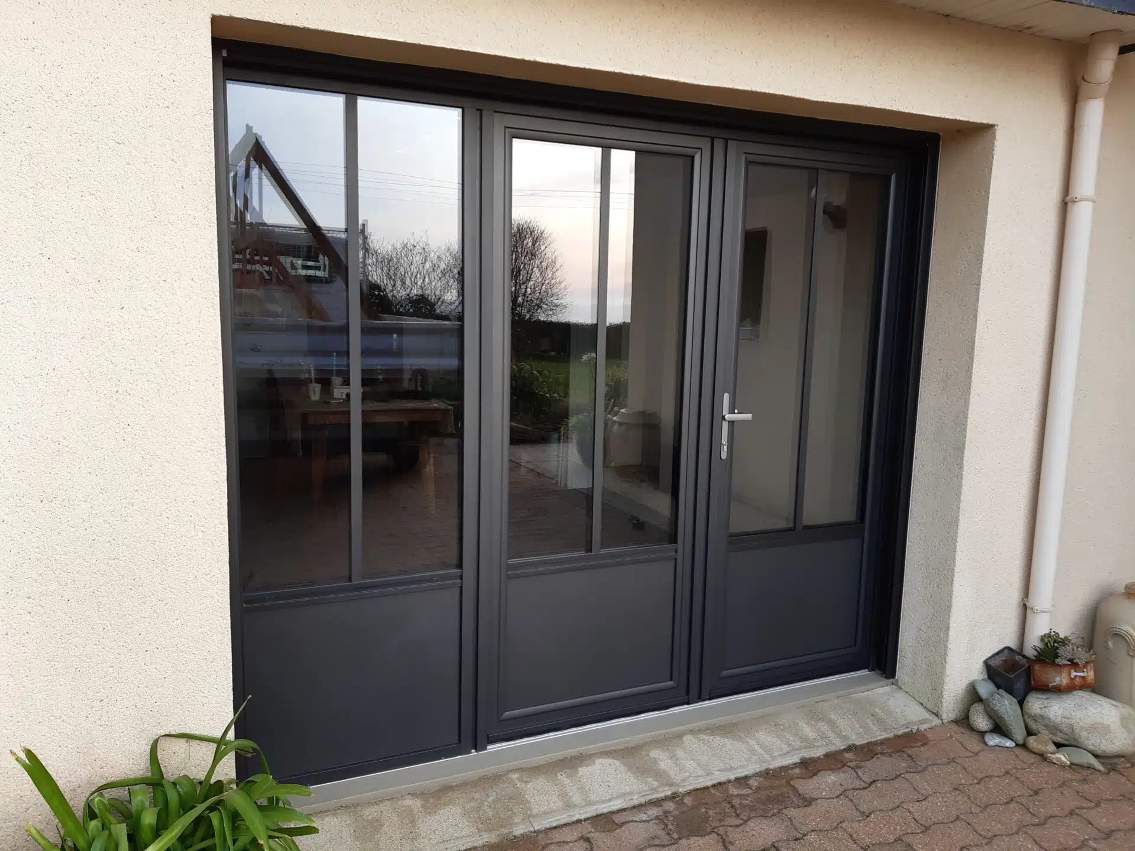 Comment remplacer une porte de garage par une porte de service ?