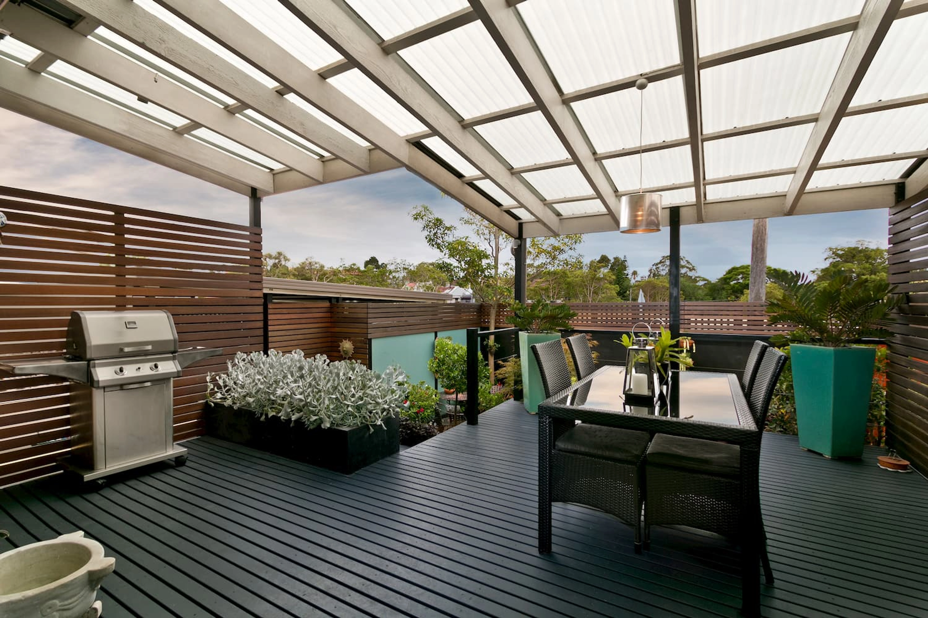 Comment orienter les lames de pergola par vent fort ?