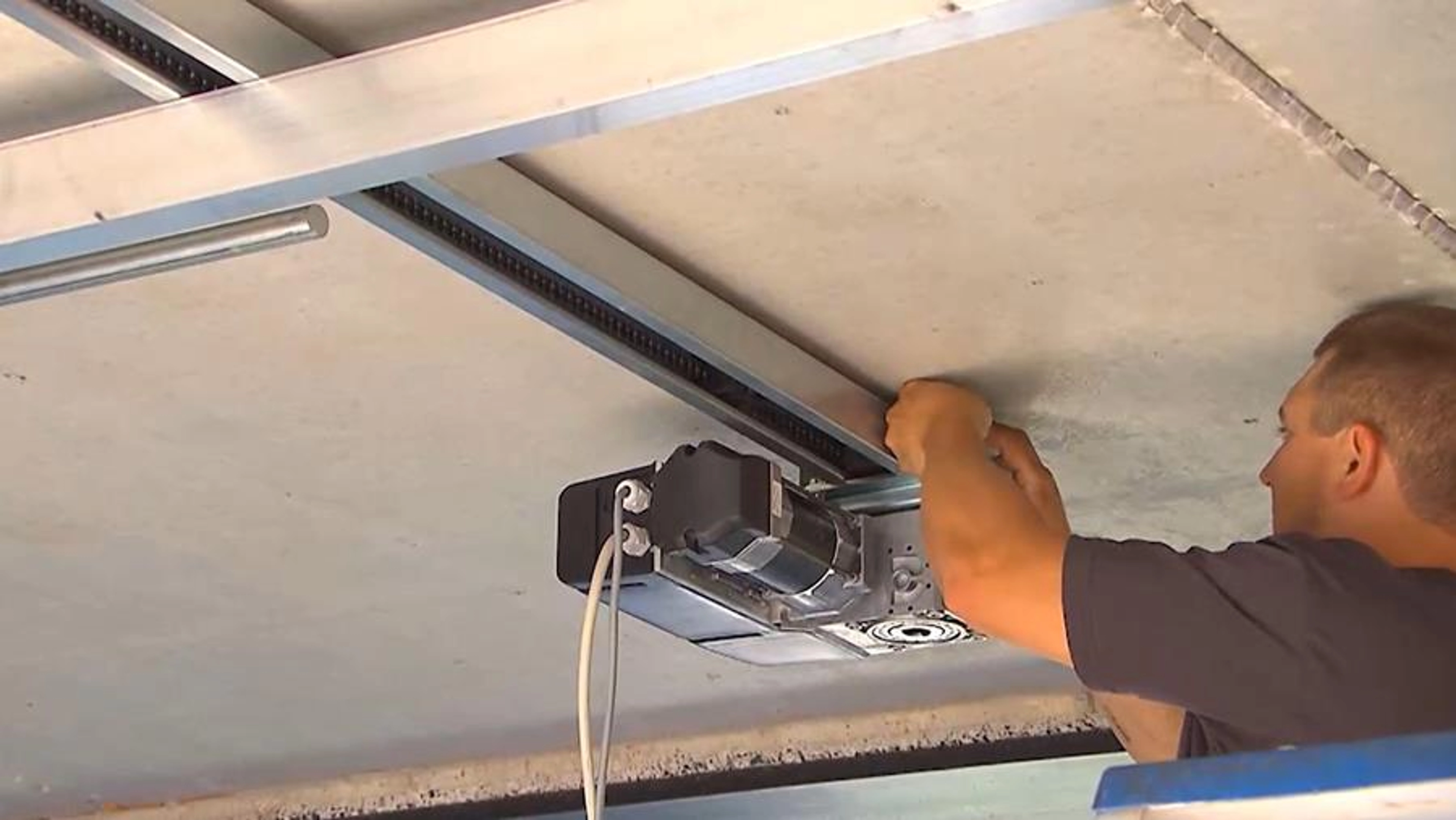 Comment changer câble porte de garage Wayne Dalton ?