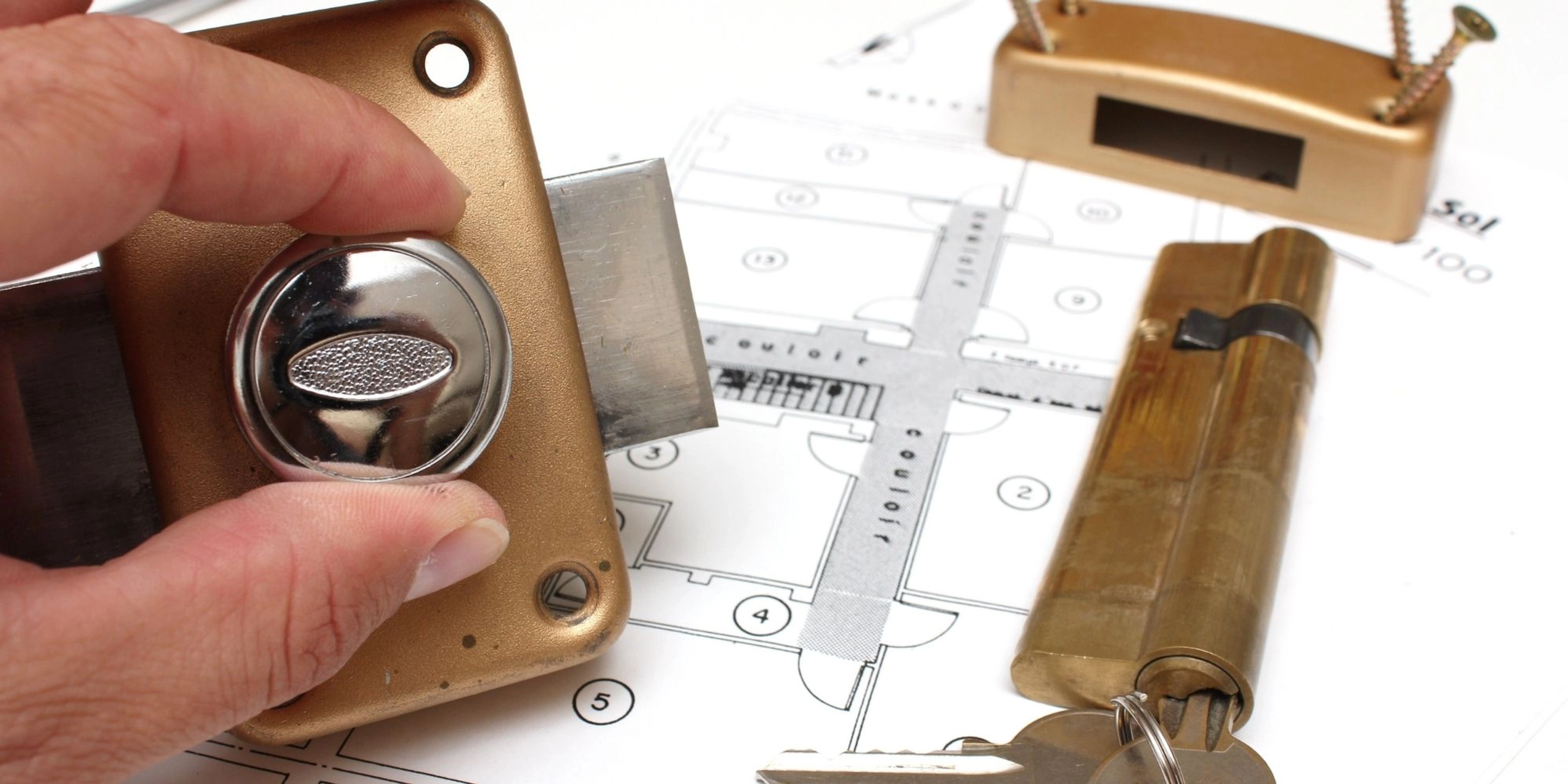 Comment installer un verrou sur une porte ?