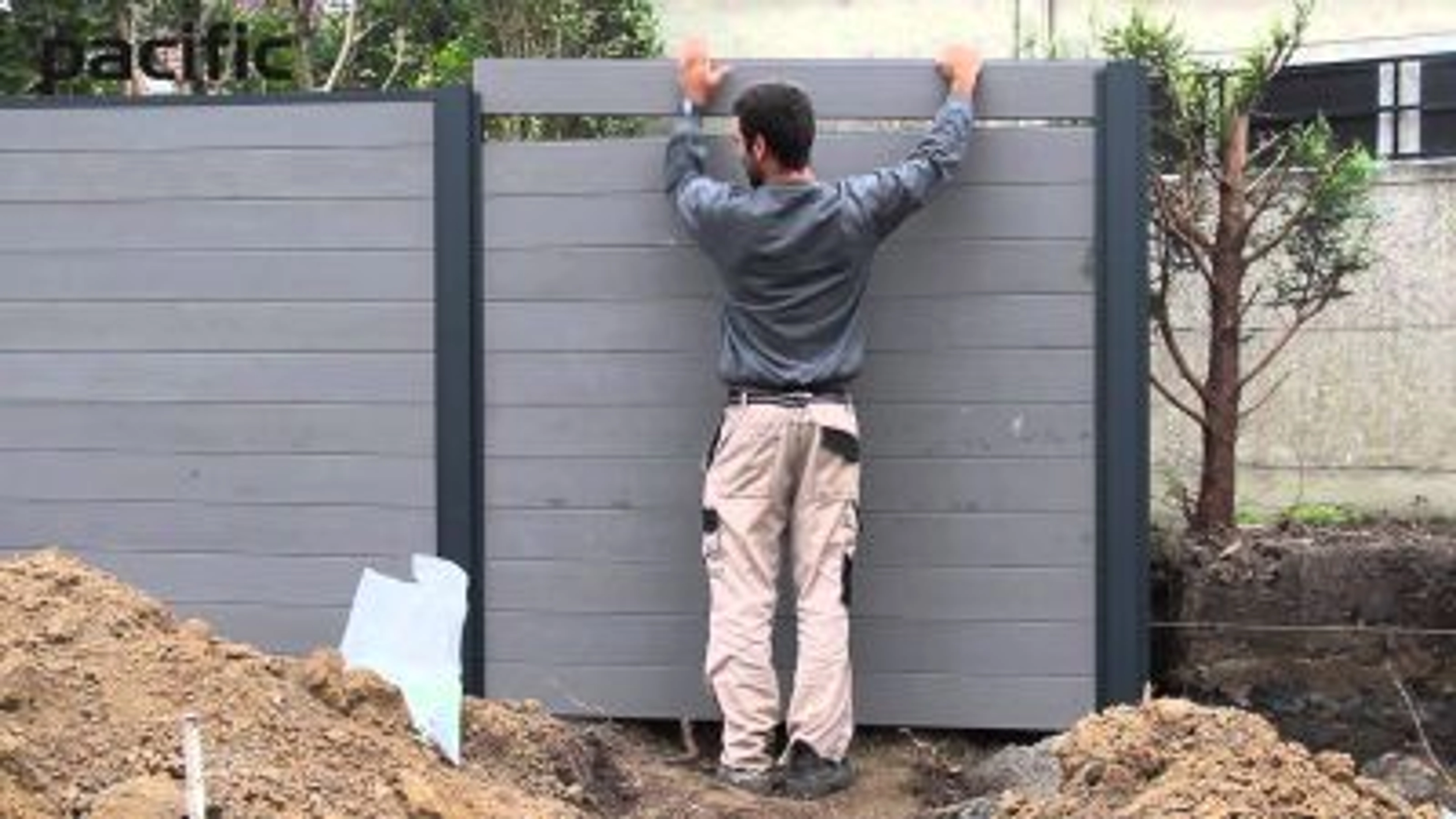 Clôture endommagée par le vent : Assurance et recours