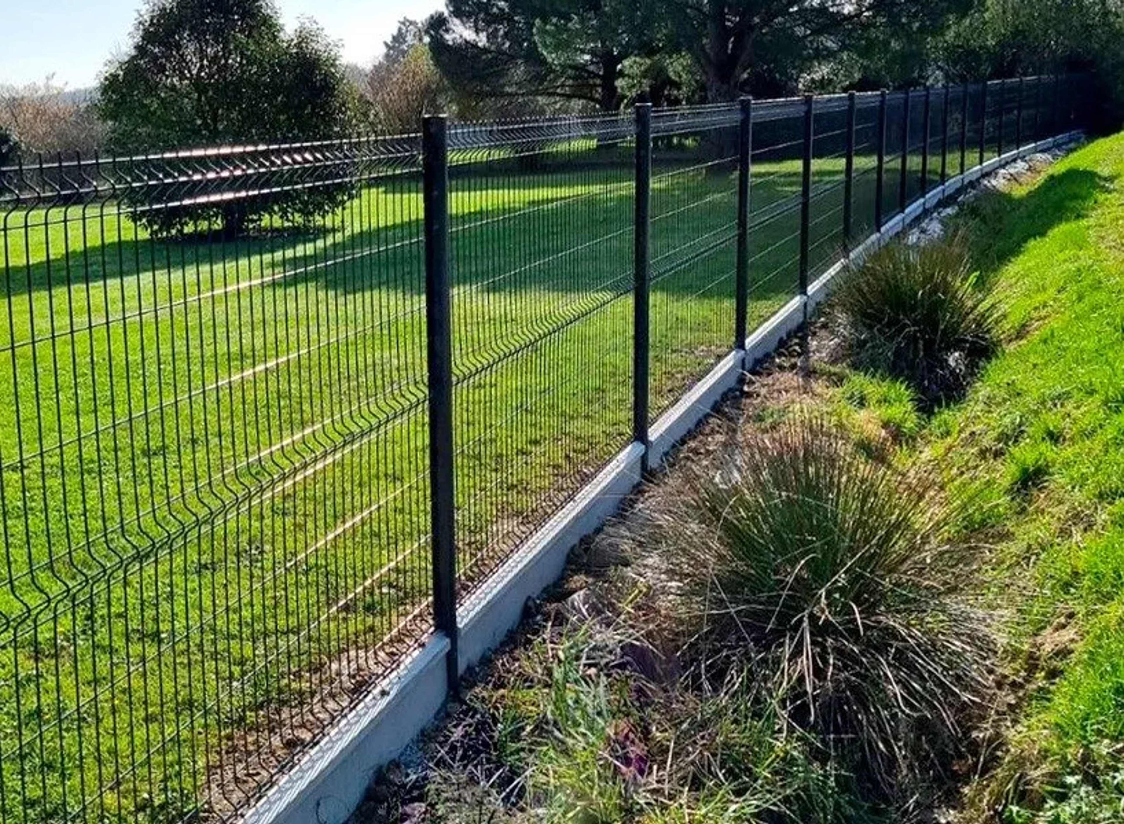 Clôture endommagée par le vent : Assurance et recours
