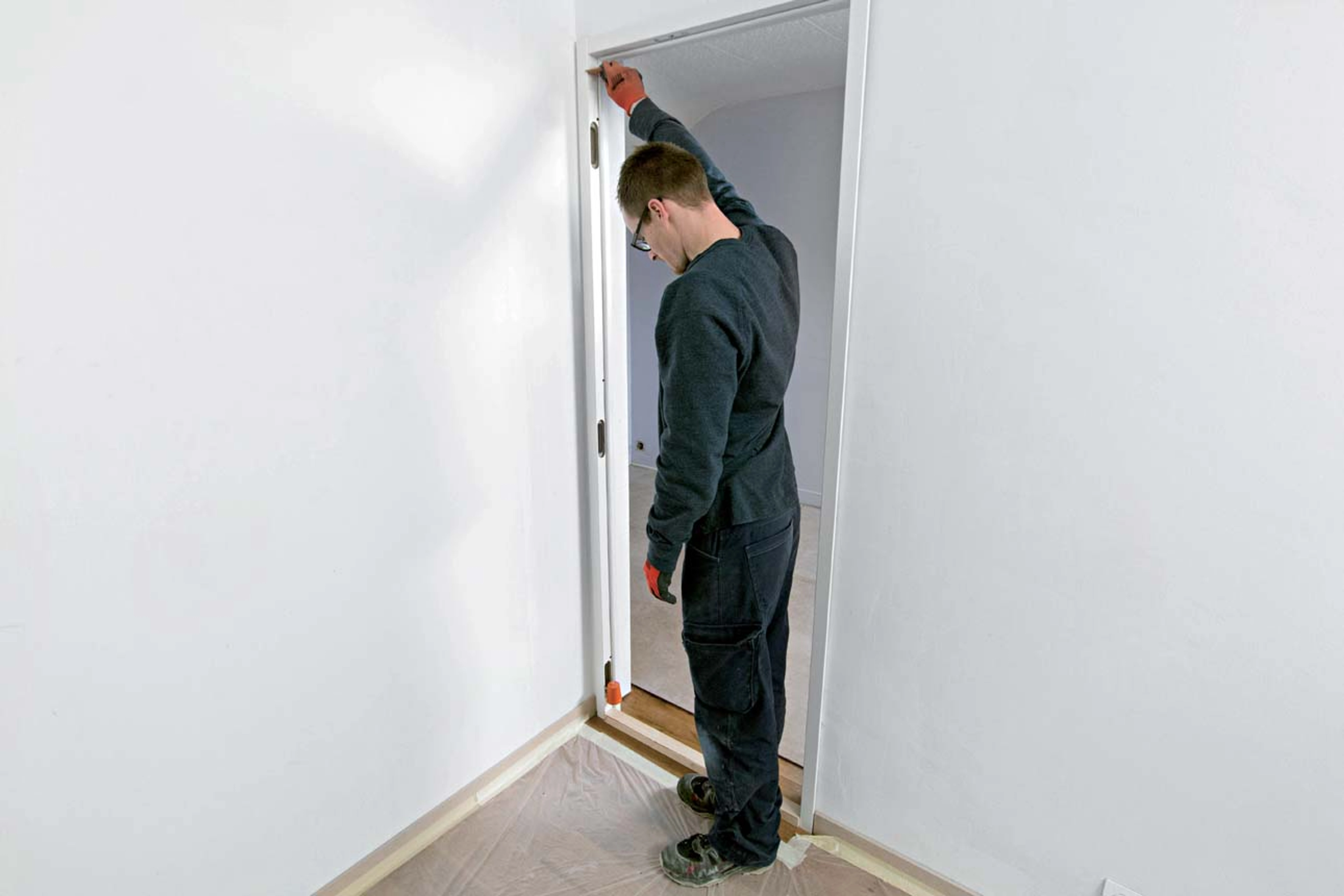 Comment régler gond porte sans vis ? Étapes et astuces