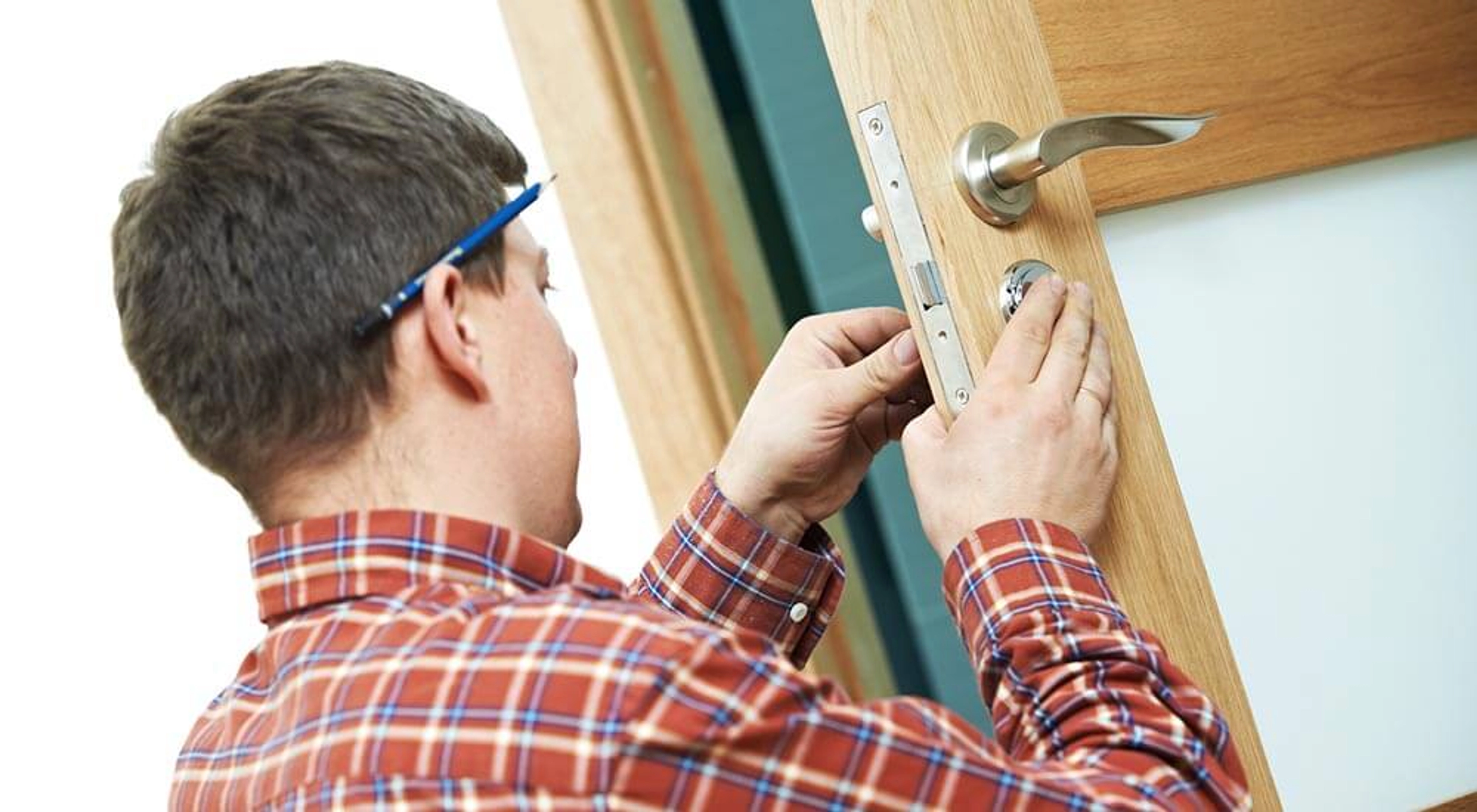 Réparer une poignée de porte qui tombe