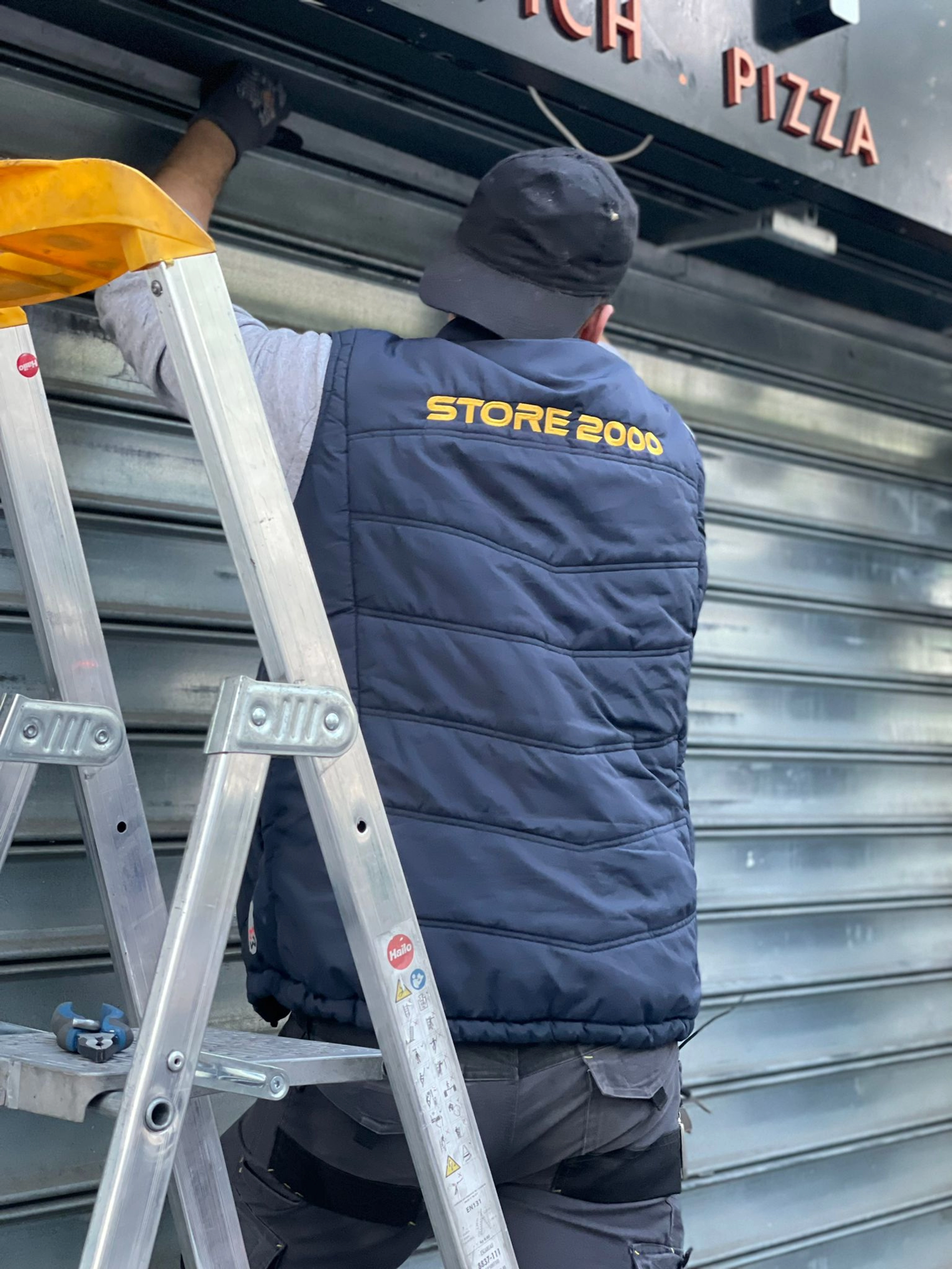 Rideau métallique ne descend plus : que faire ?