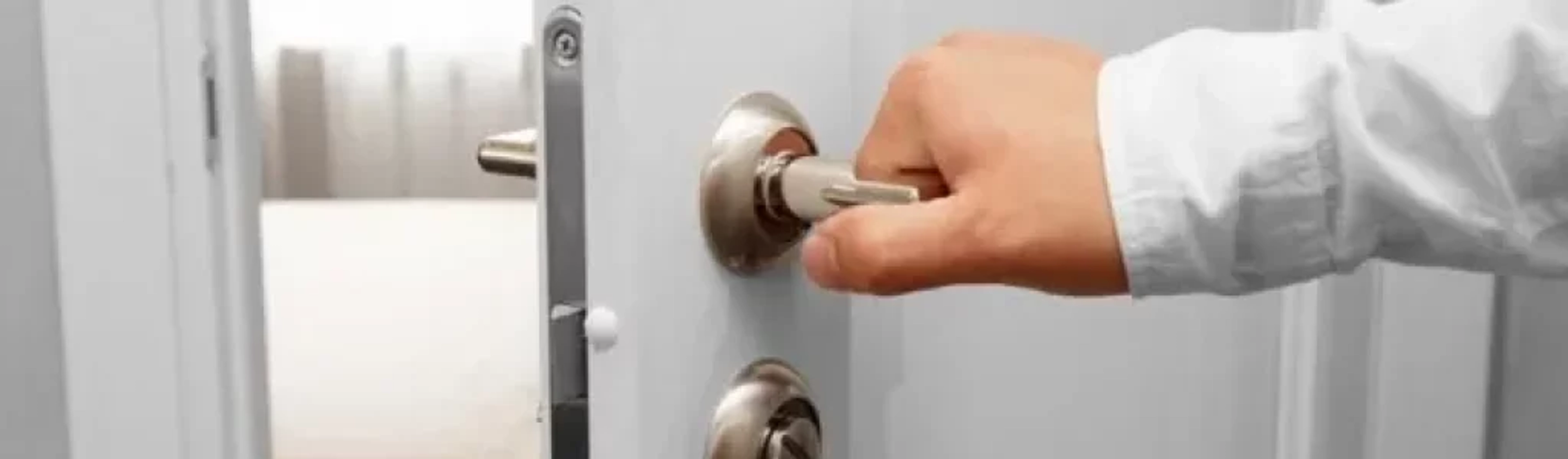 Comment installer une poignée de porte ?