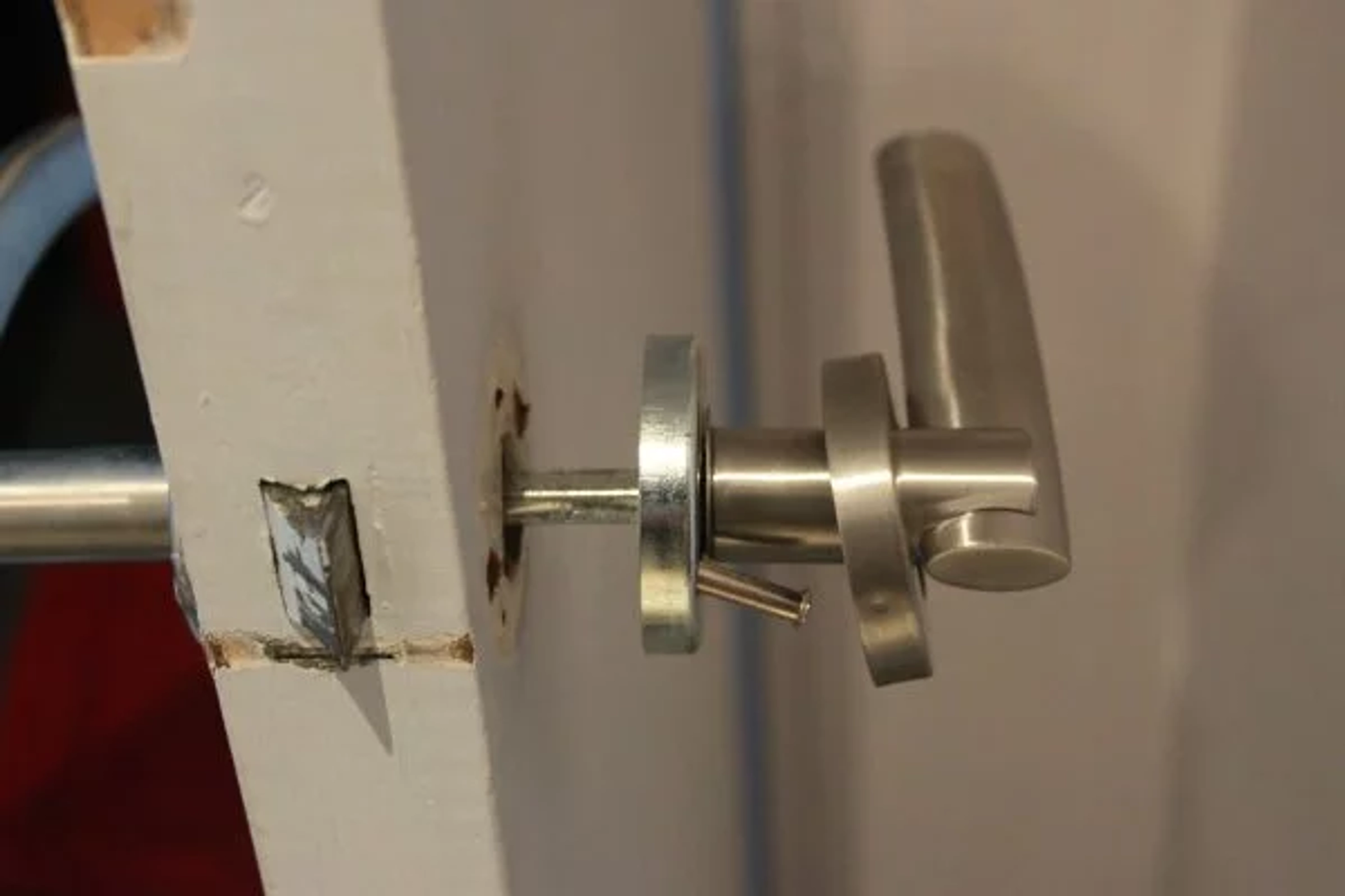 Comment installer une poignée de porte ?