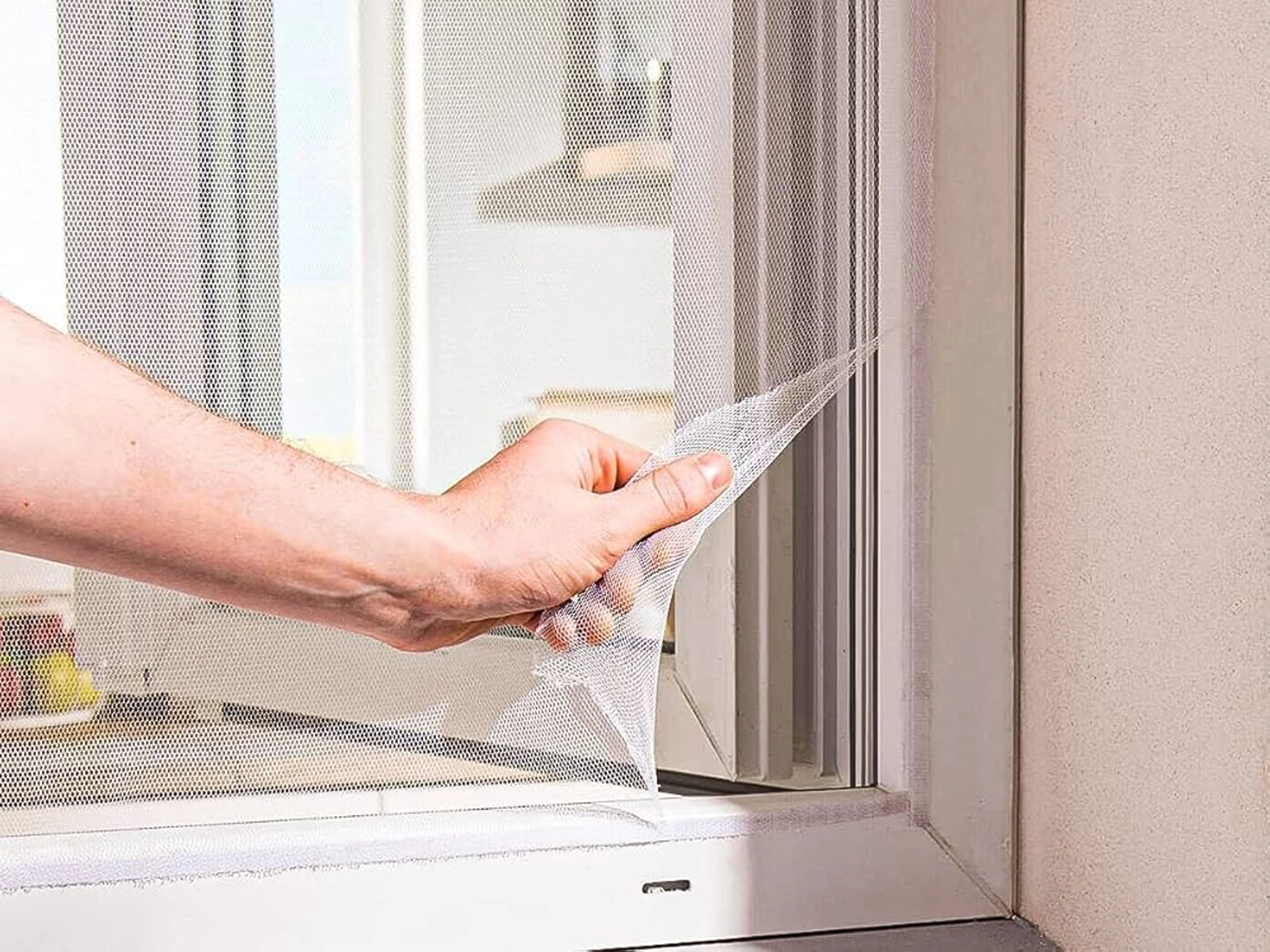 Comment fixer une moustiquaire sans percer ?