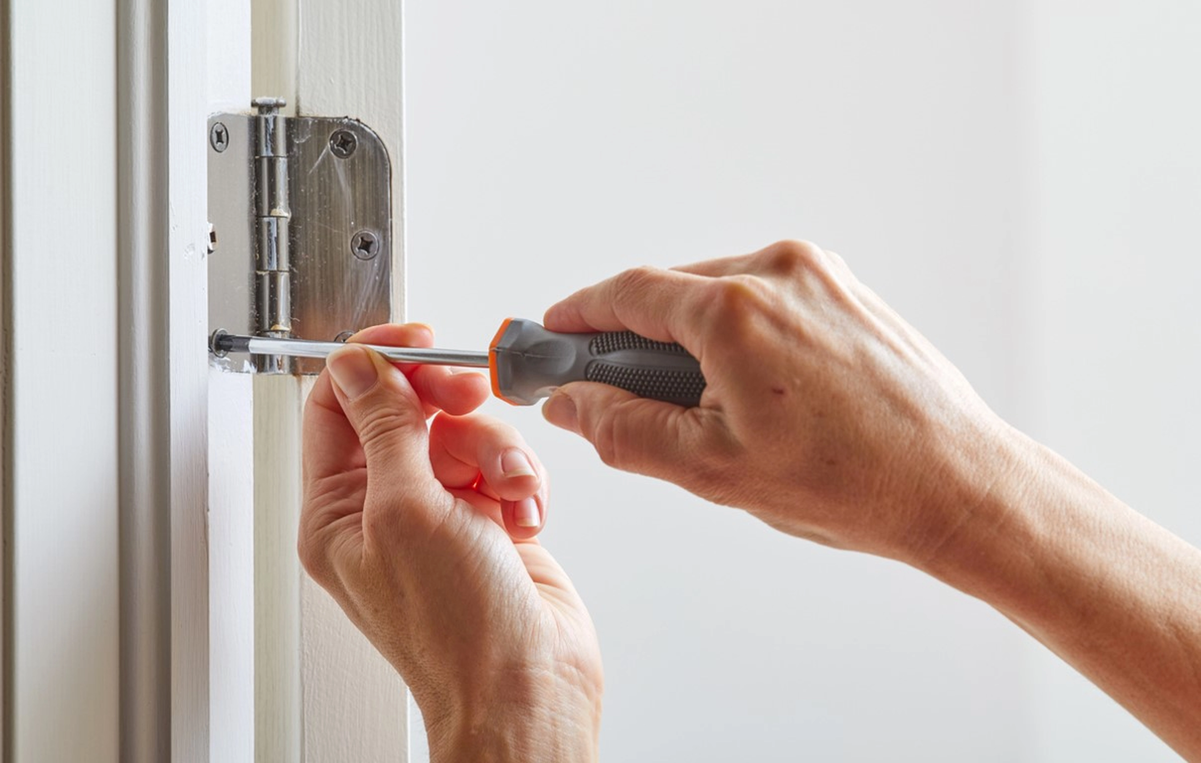 Comment poser des gonds à visser