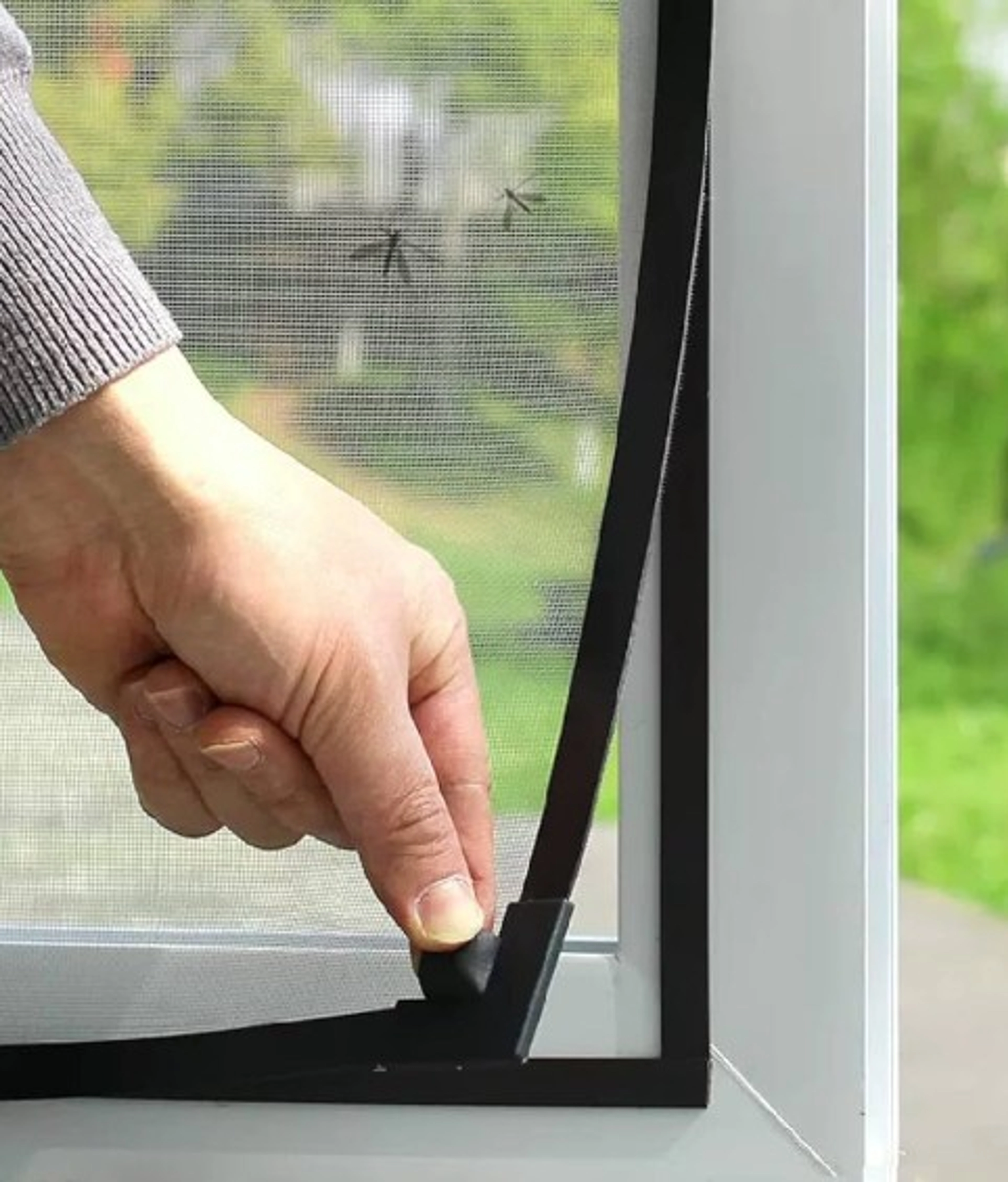 Moustiquaire devant ou derrière volet roulant : que choisir pour une protection efficace ?