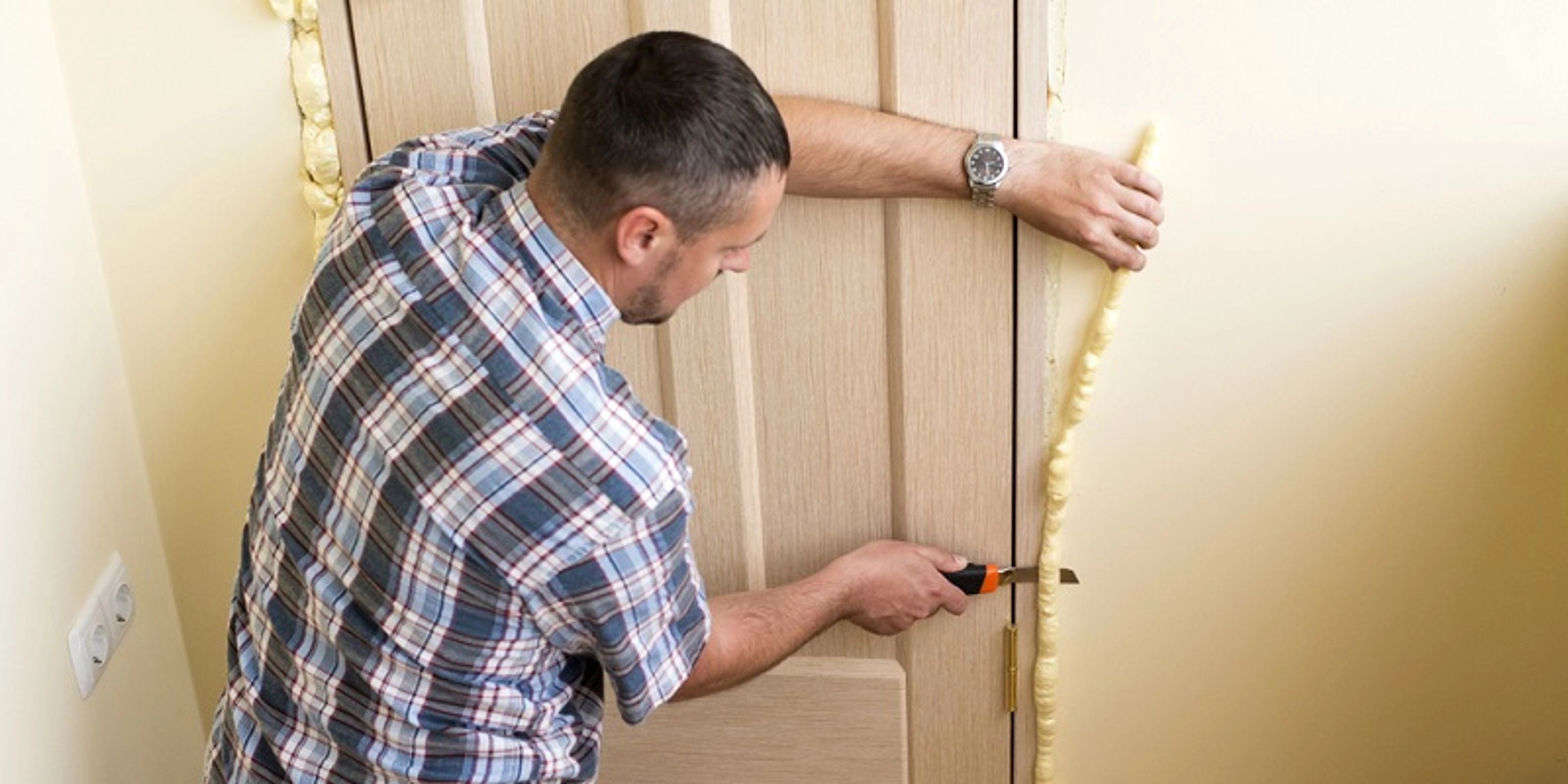 Les meilleures solutions pour isoler une porte de service