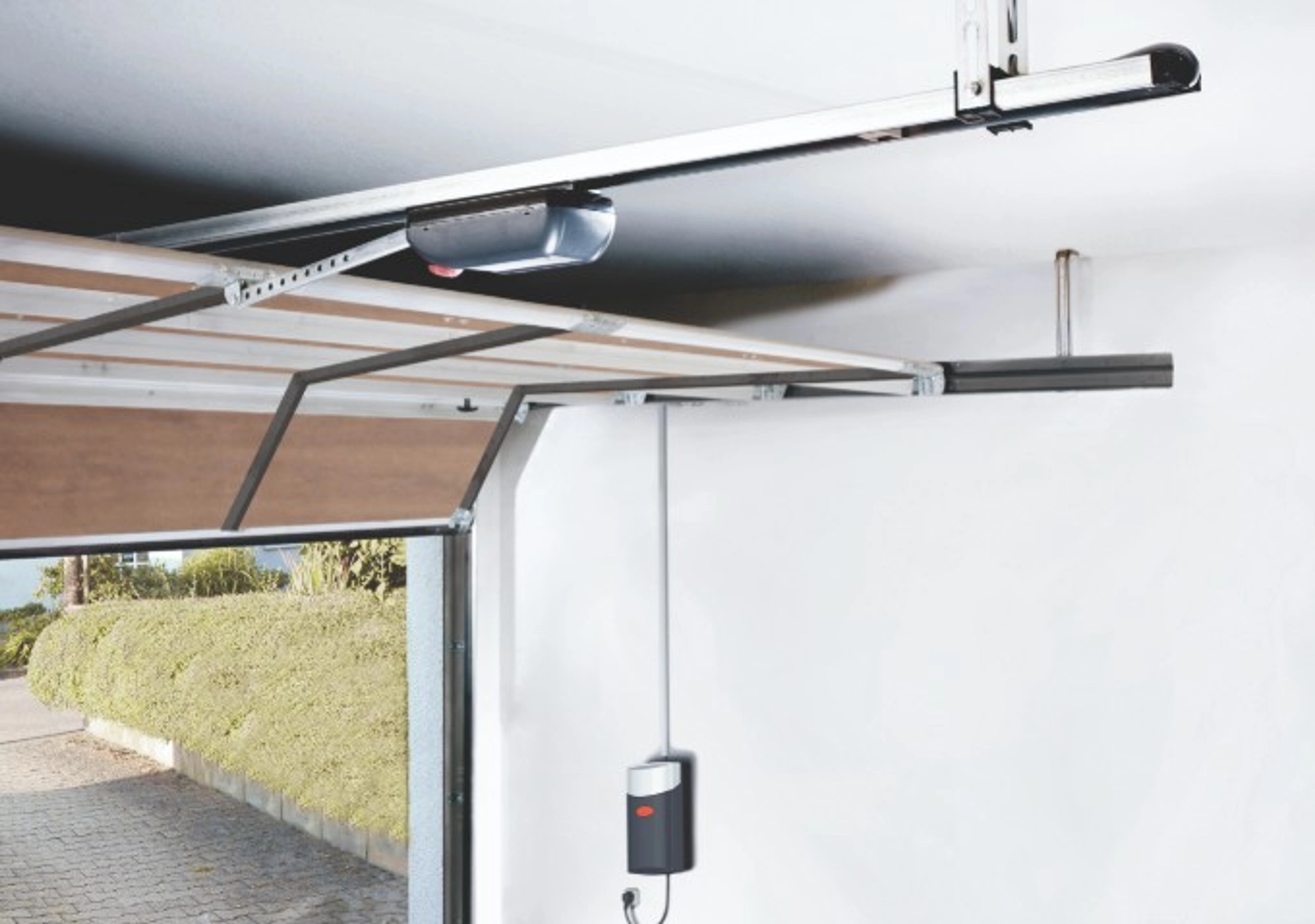 Comment effectuer le remplacement panneau porte de garage efficacement