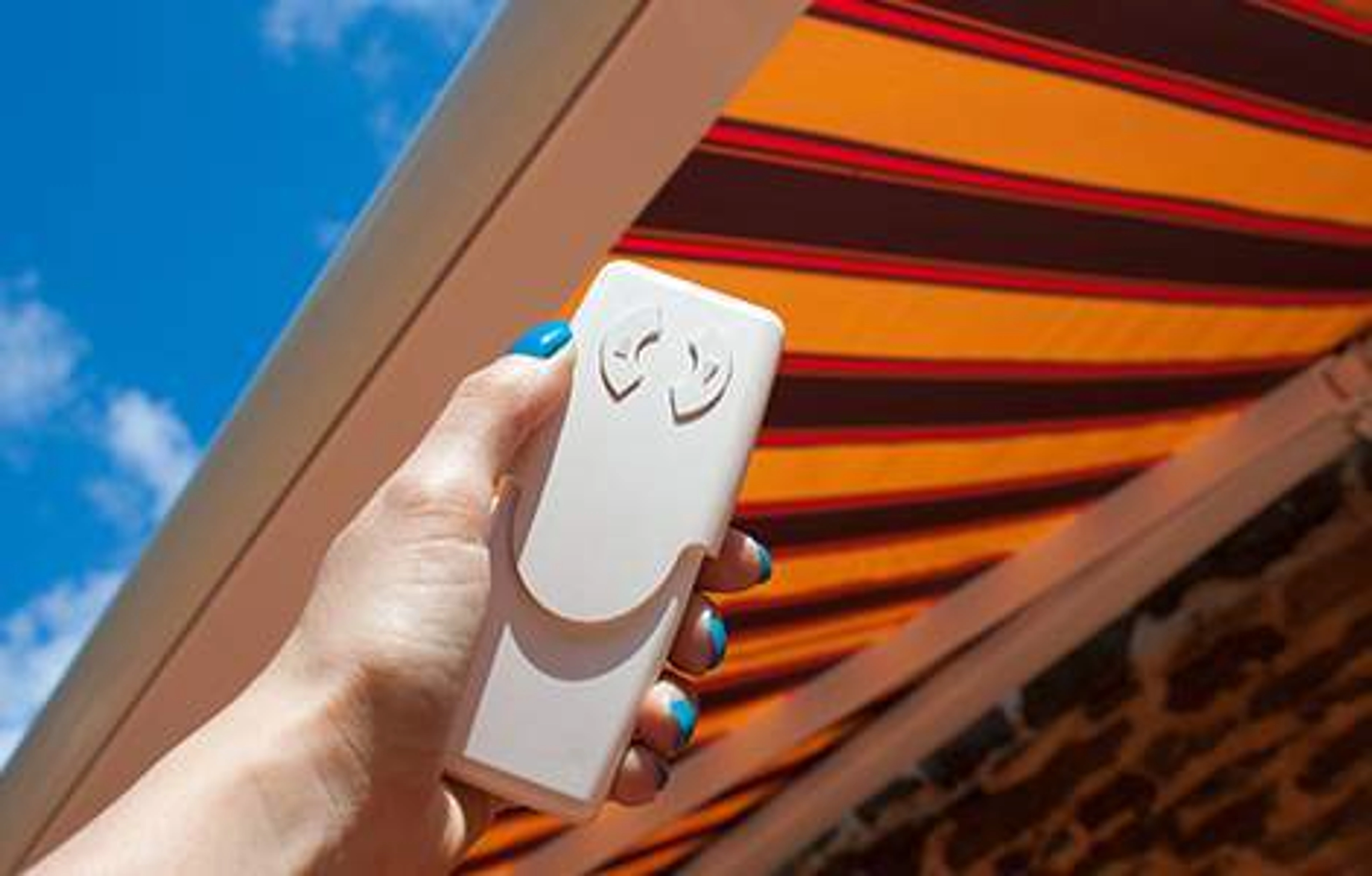 Comment réparer un store banne bloqué ouvert : que faire ?