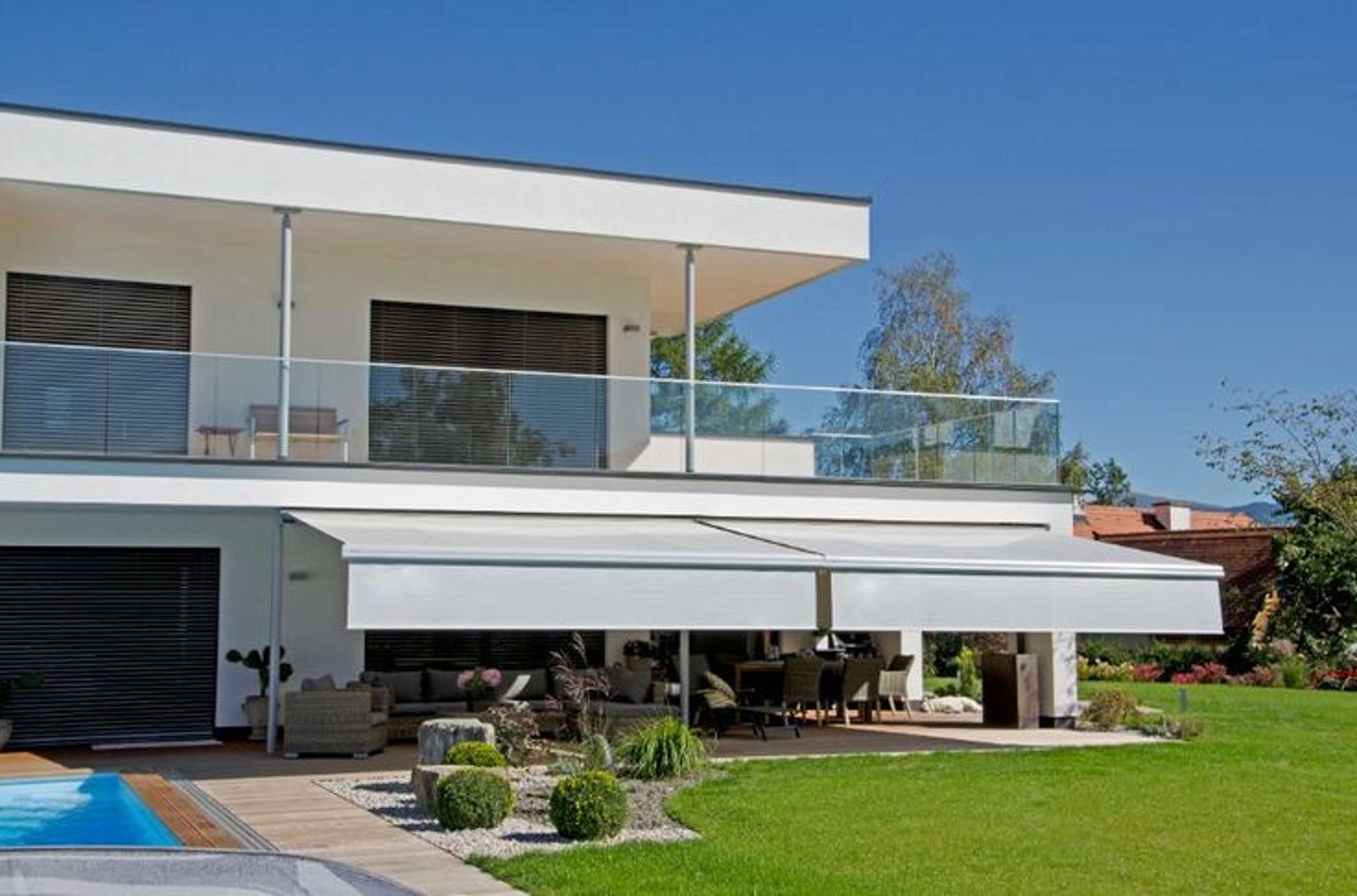 Comment réparer un store banne bloqué ouvert : que faire ?