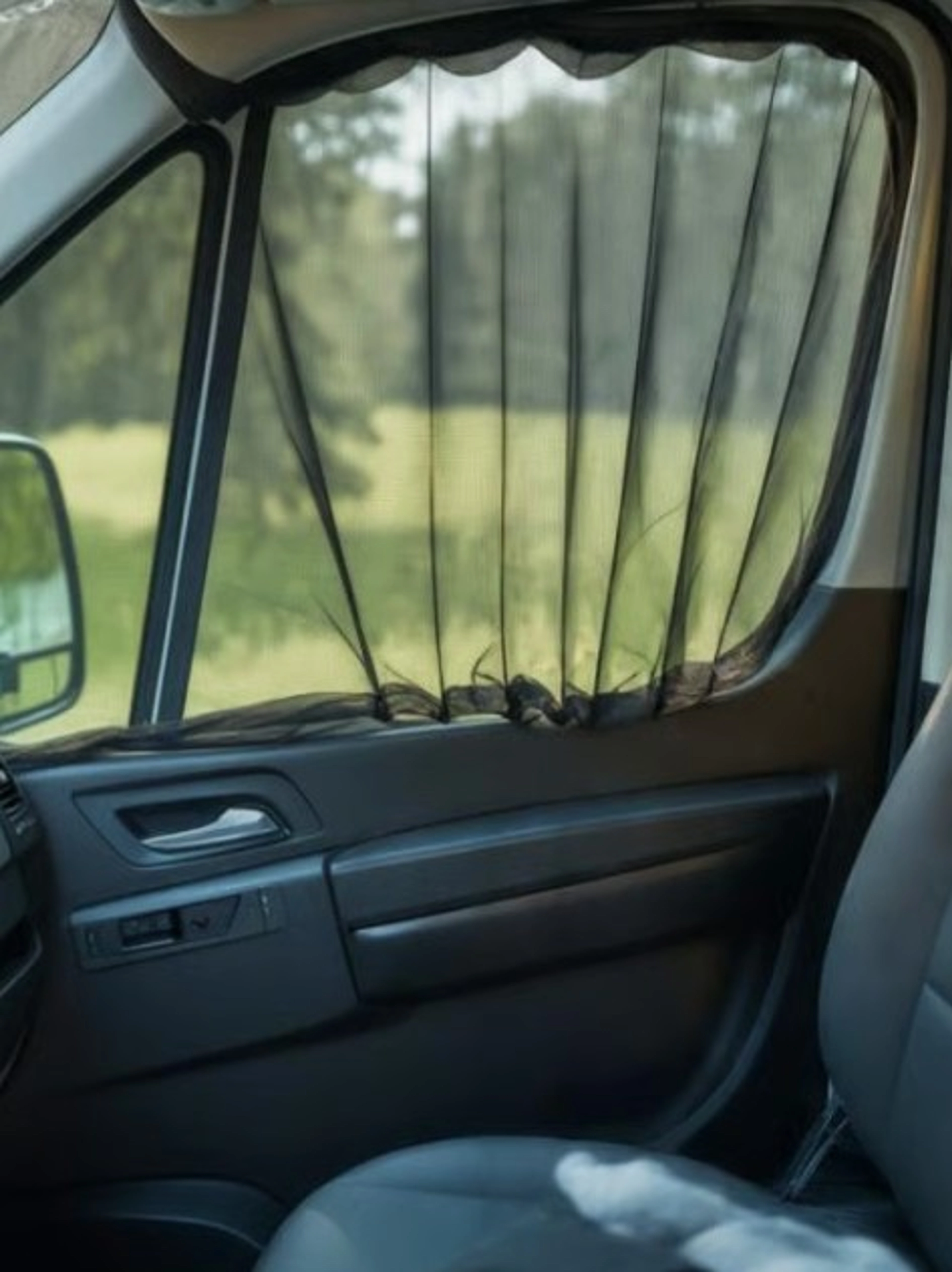 Comment réparer une moustiquaire à velcro qui ne tient plus ?