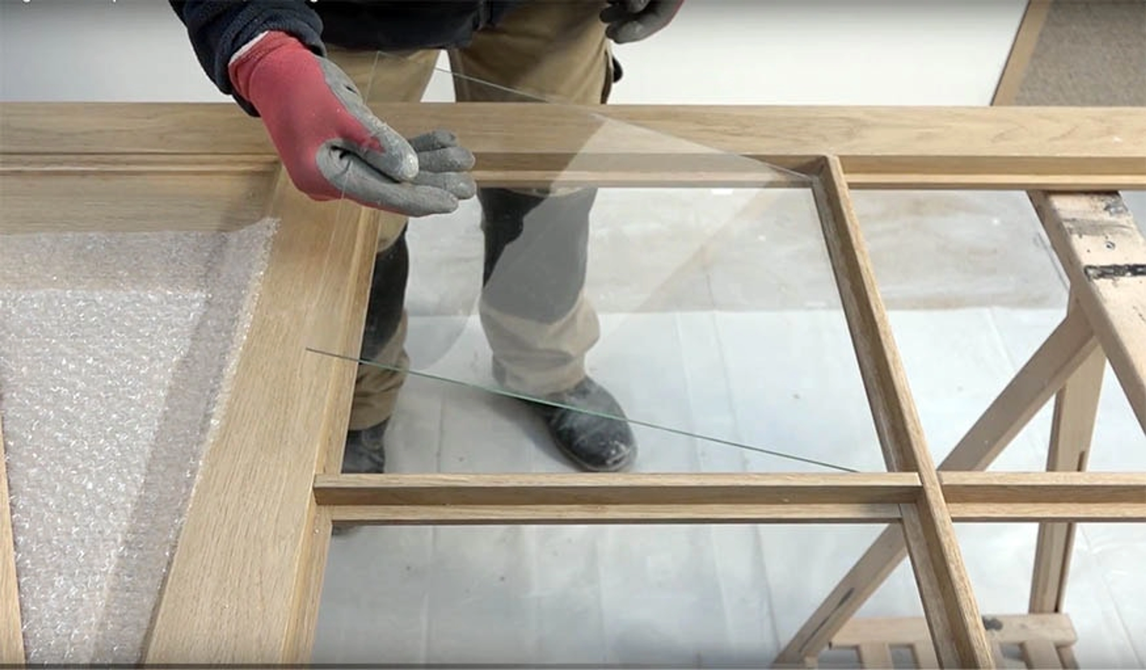 Remplacer une vitre de porte en bois : le guide complet