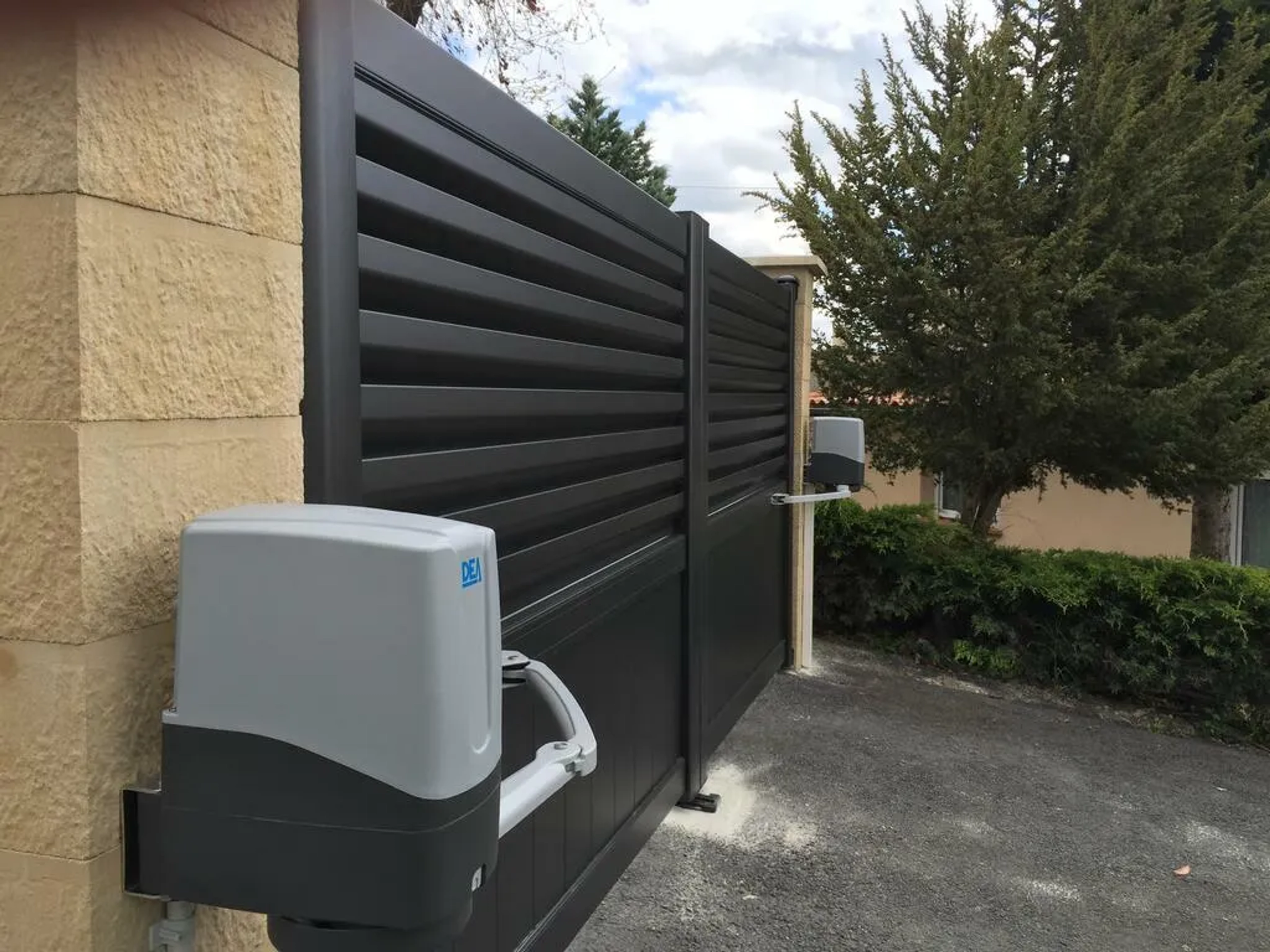 Comment ajouter une télécommande Somfy avec un moteur de portail ?