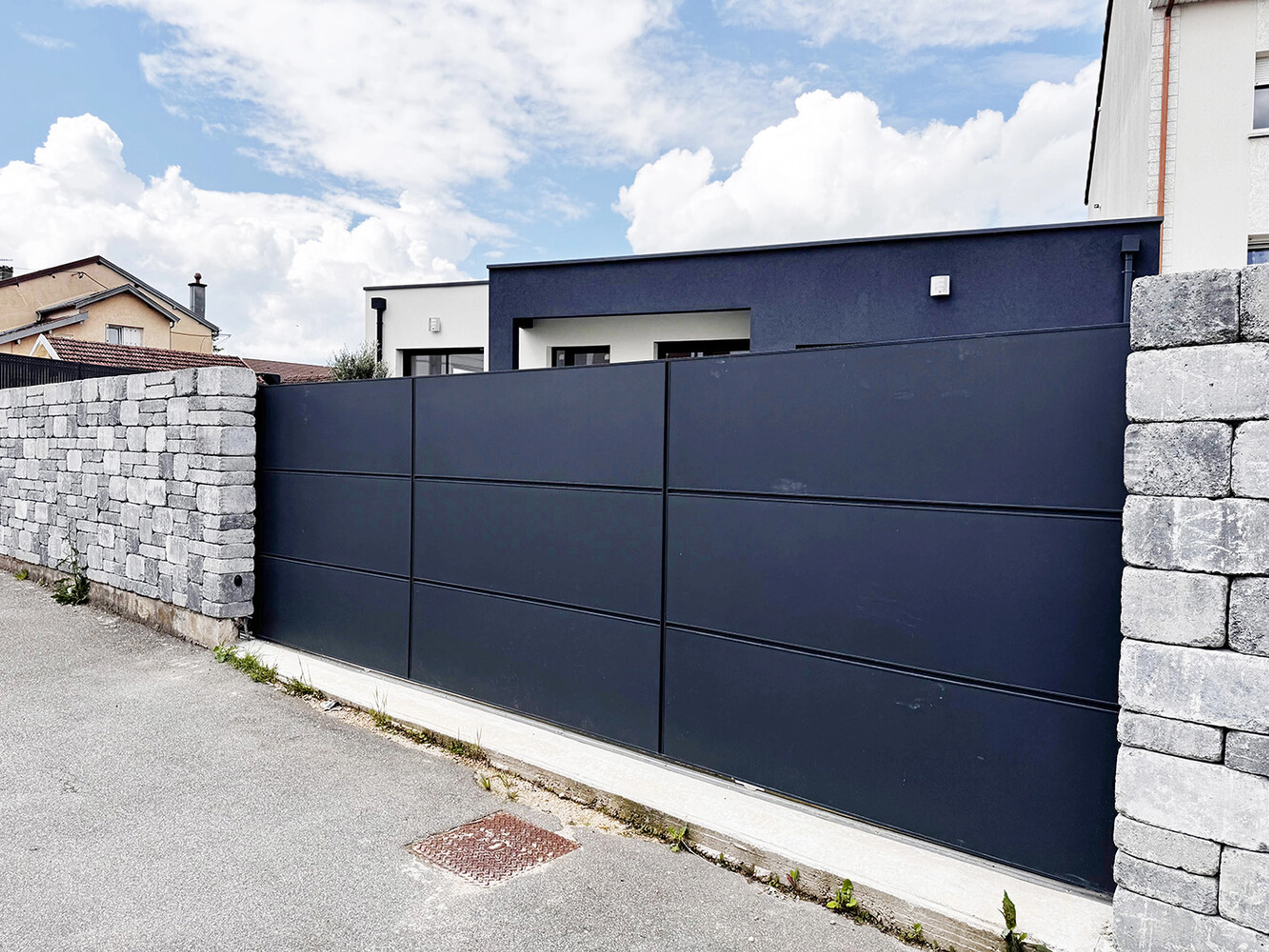 Ouverture portail 180 degrés : est-ce possible ?